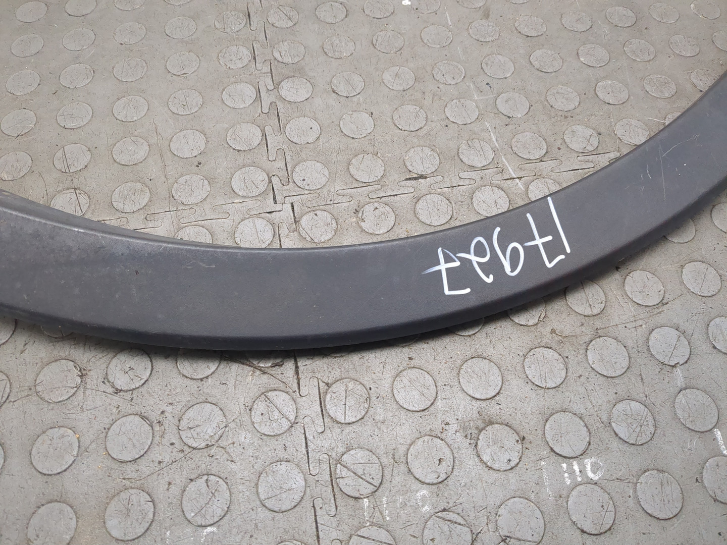 Накладка переднего крыла левого