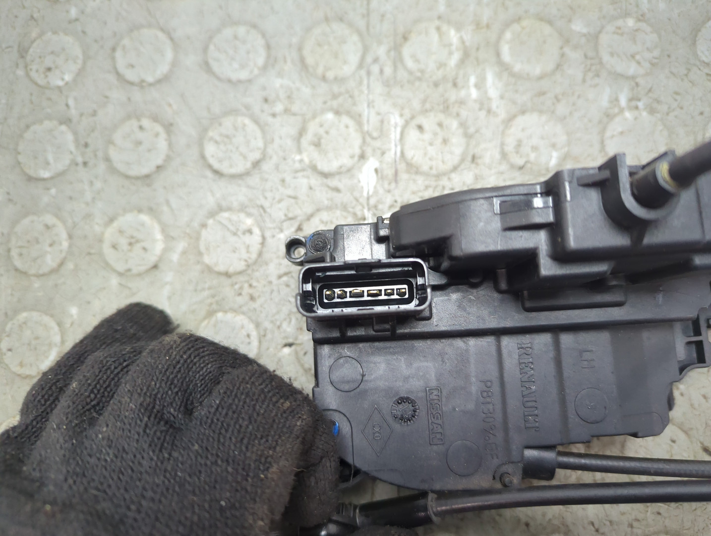 Замок двери задней левой