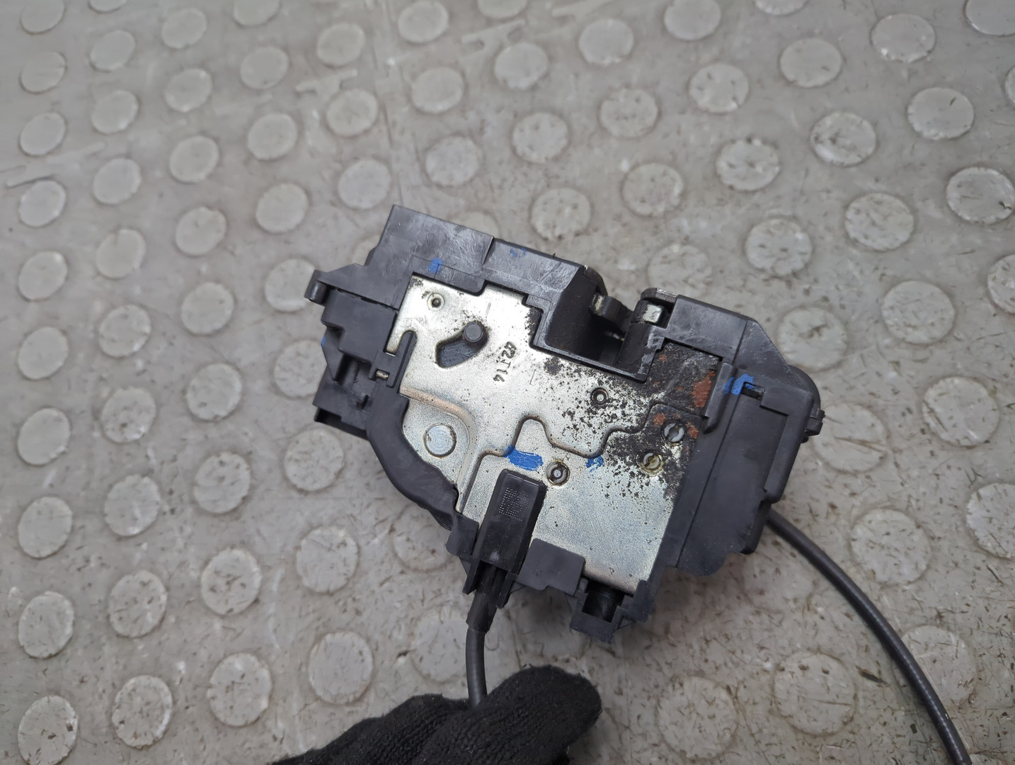 Замок двери задней левой