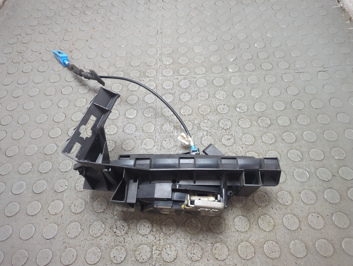 Замок двери передней правой