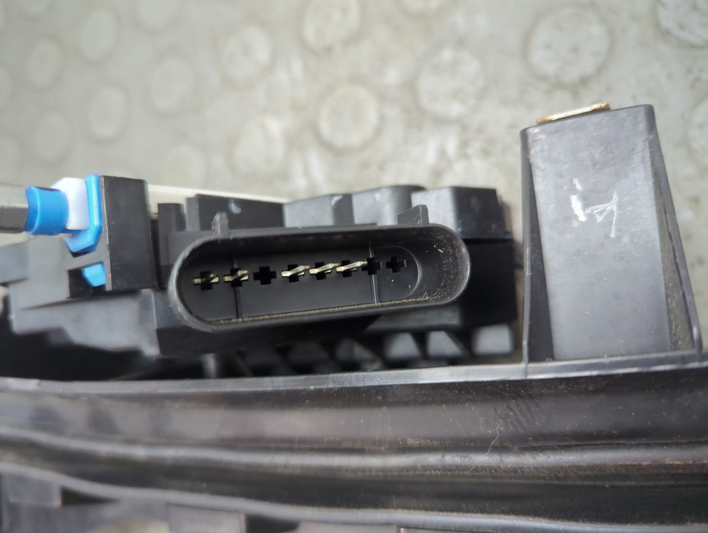 Замок двери передней правой