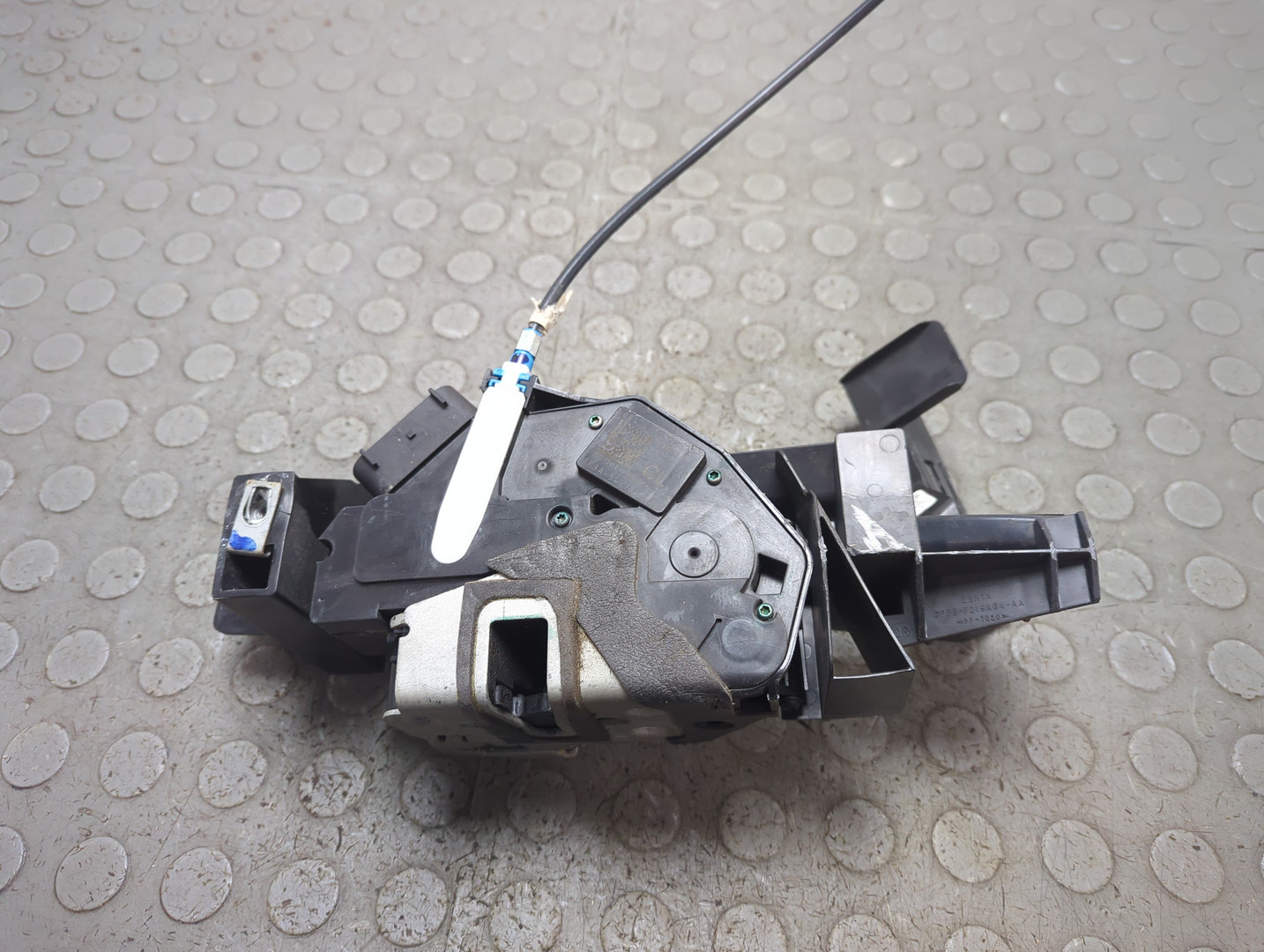 Замок двери передней правой