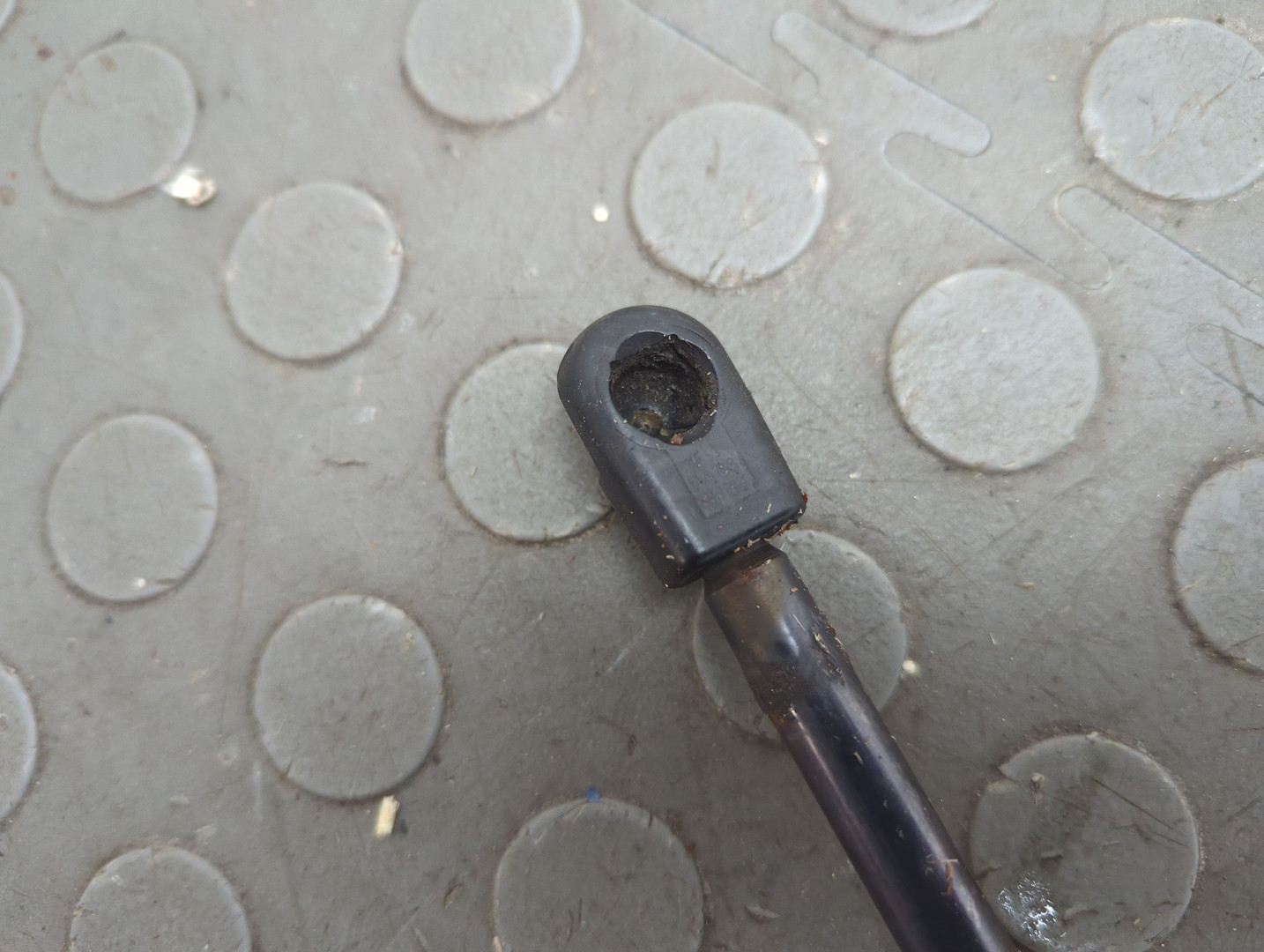 Амортизатор капота