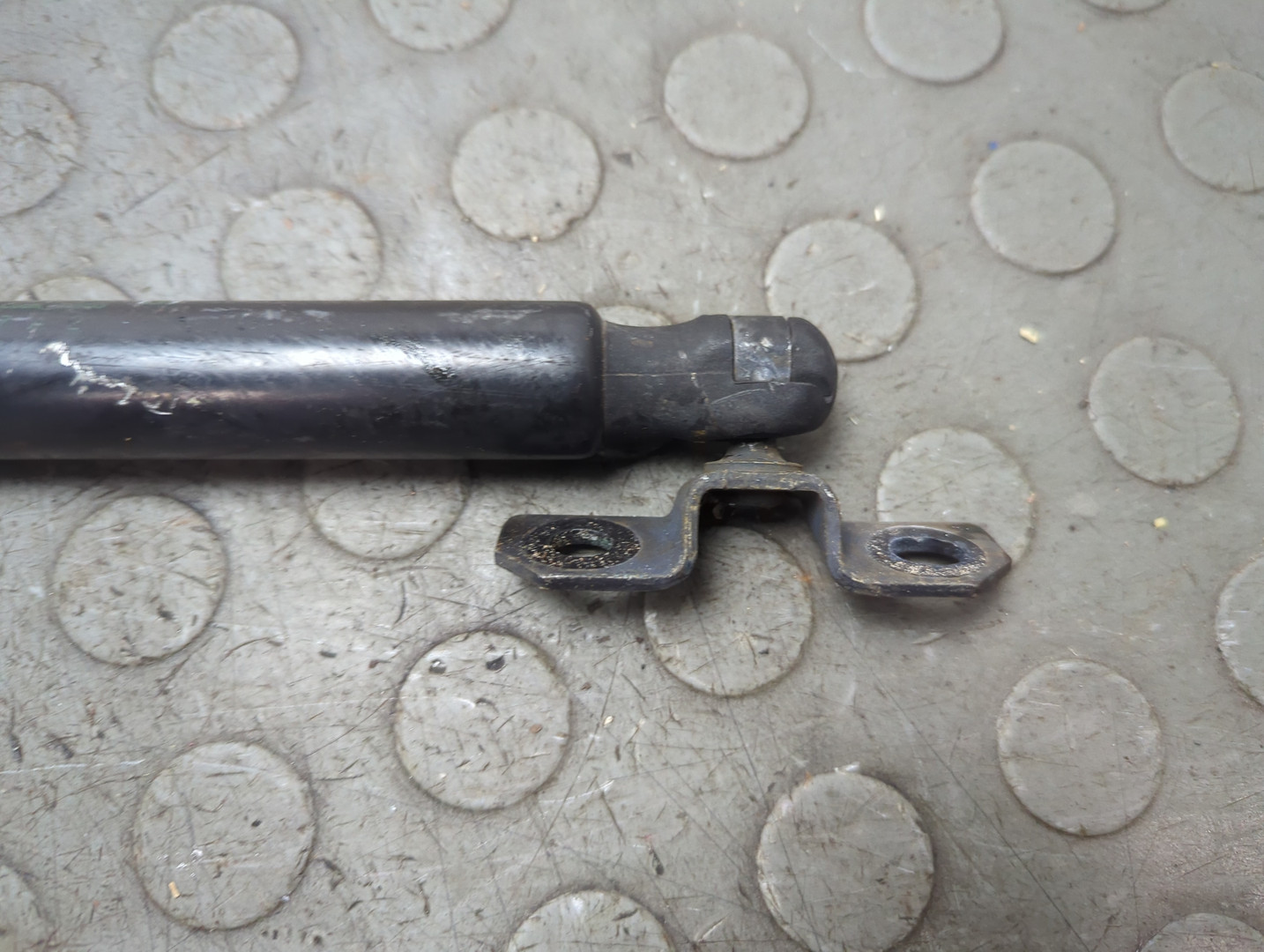 Амортизатор капота