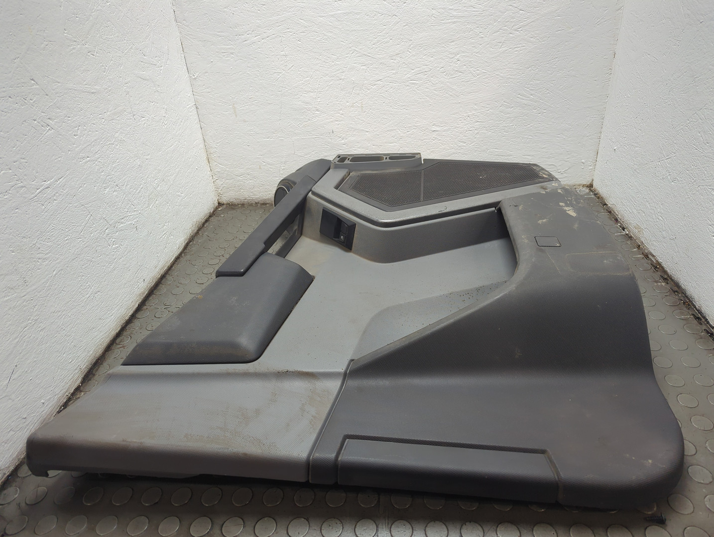 Обшивка двери передней левой