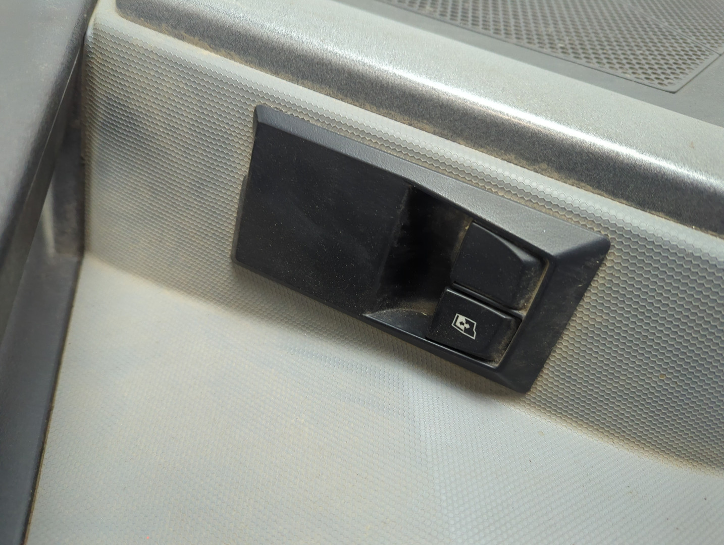 Обшивка двери передней левой