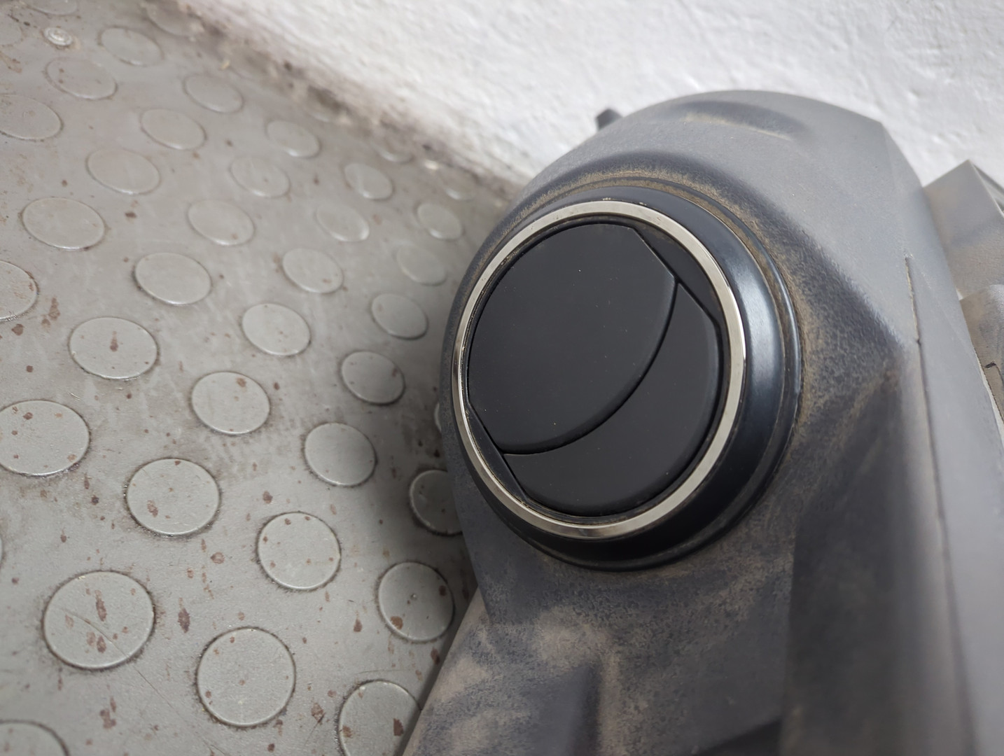 Обшивка двери передней левой