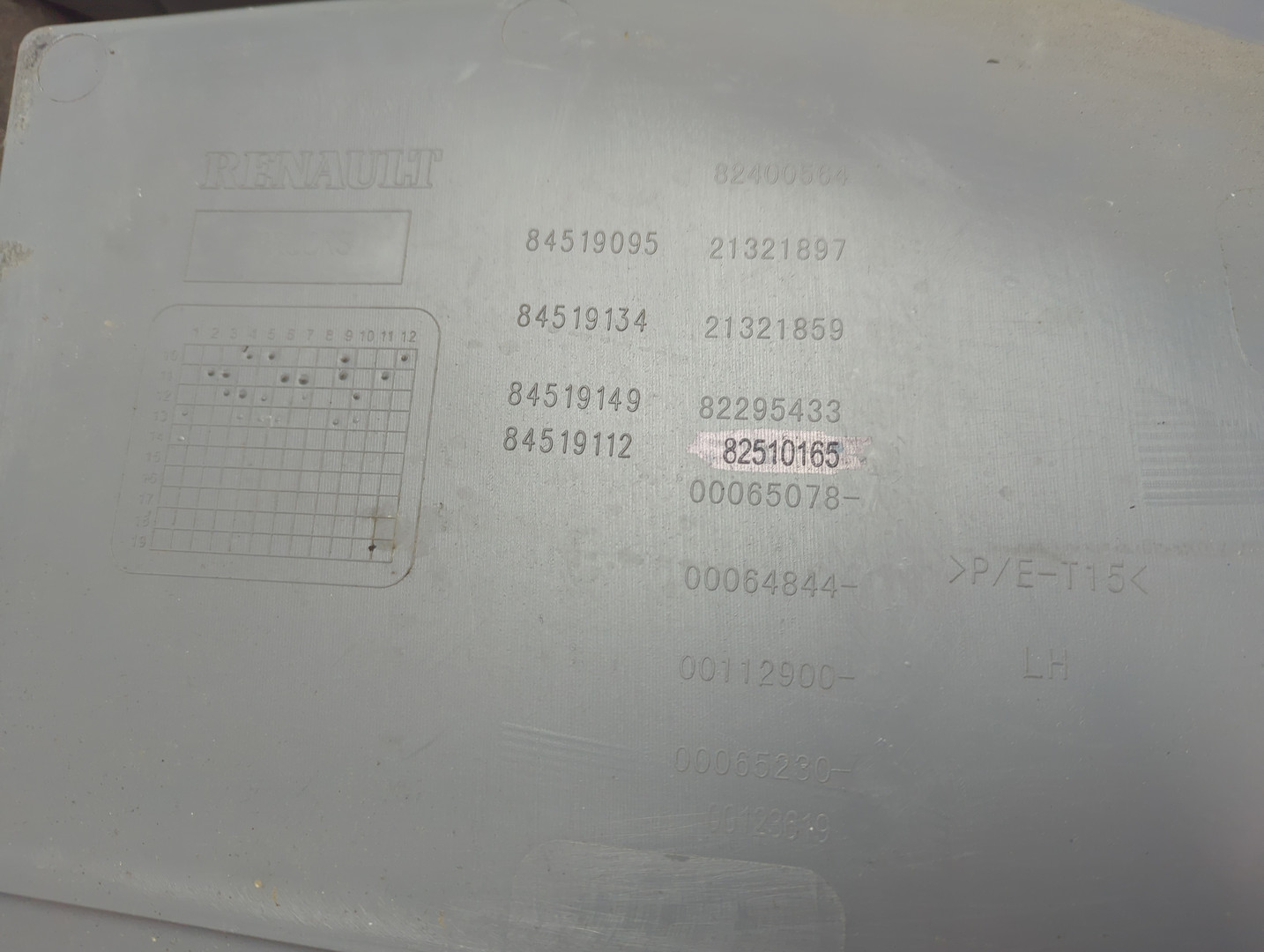 Обшивка двери передней левой