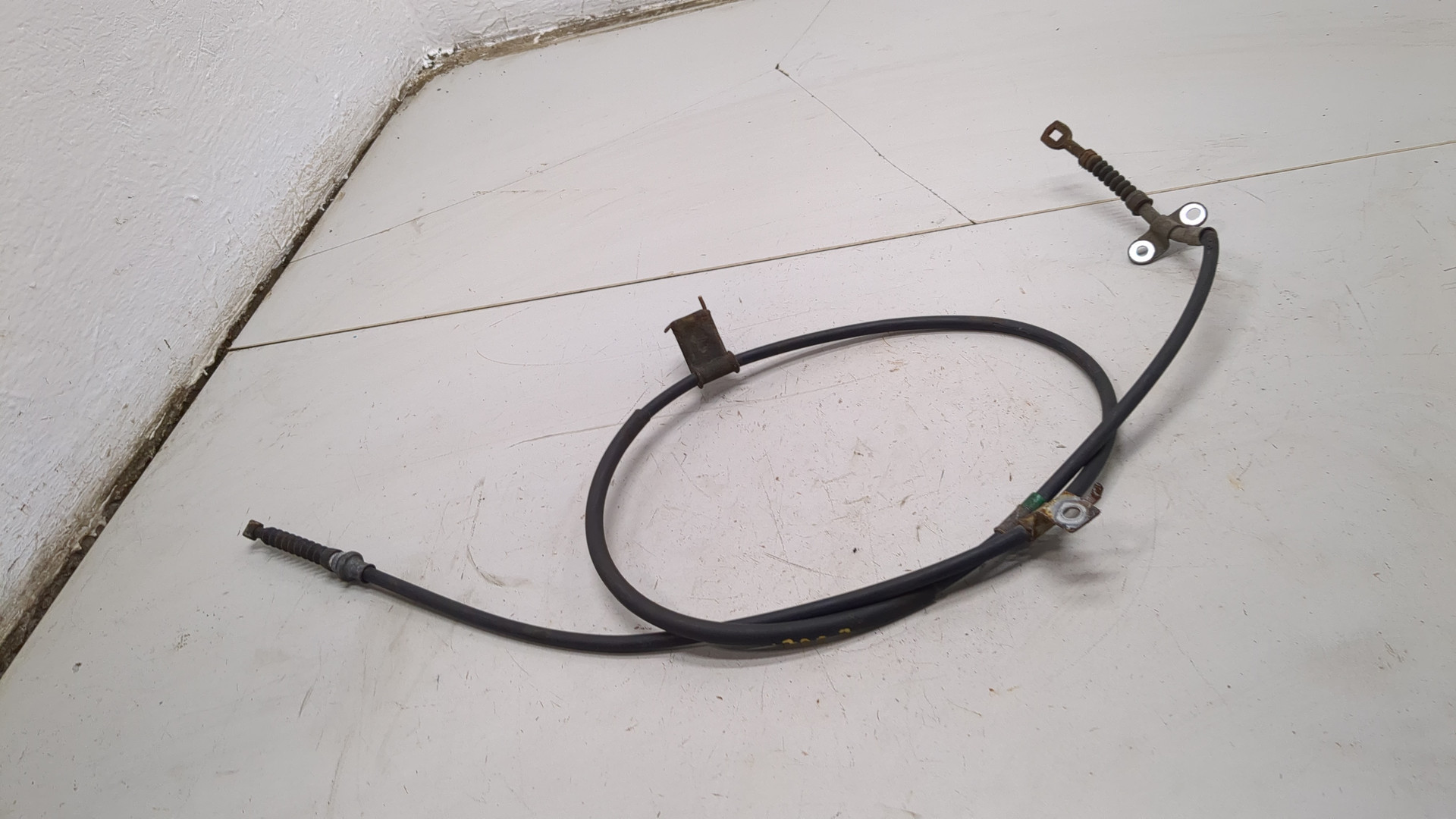 Трос стояночного тормоза