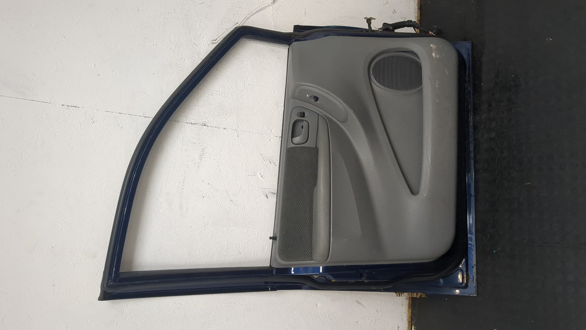 Дверь передняя левая