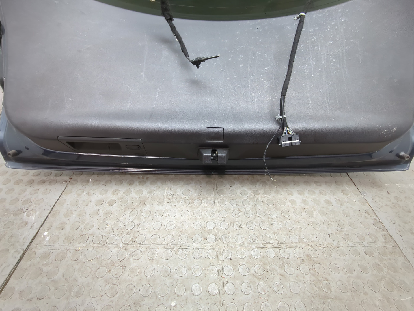 Дверь багажника