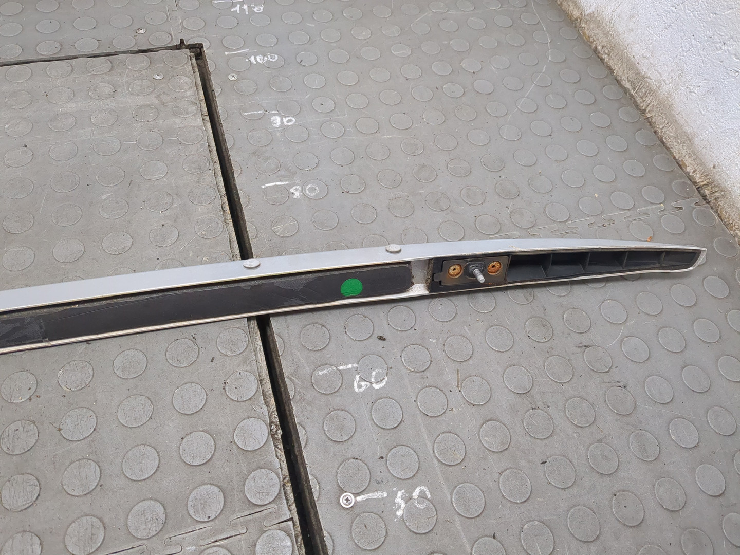 Рейлинг (релинг) левый (планка на крышу)