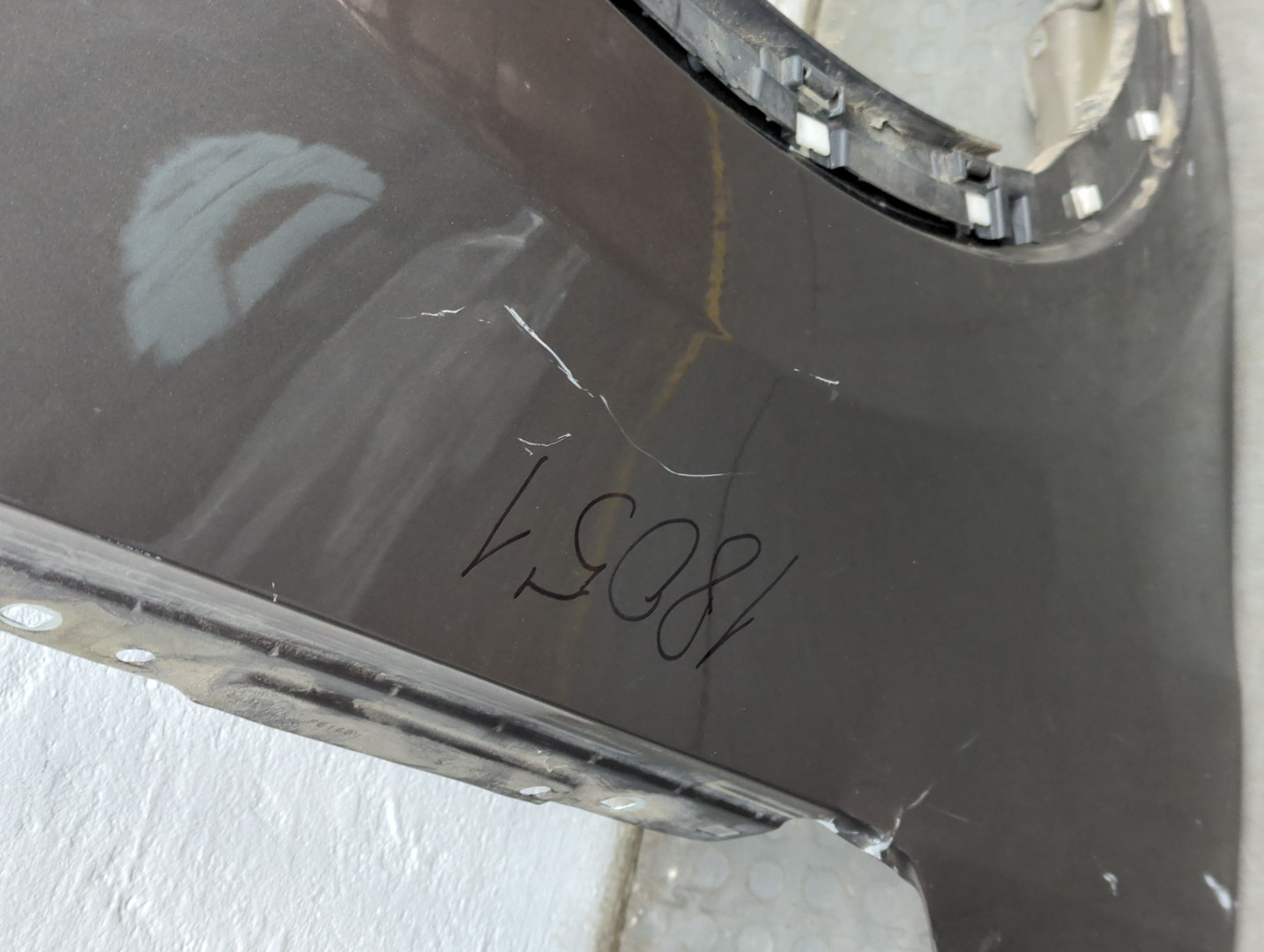 Крыло переднее правое