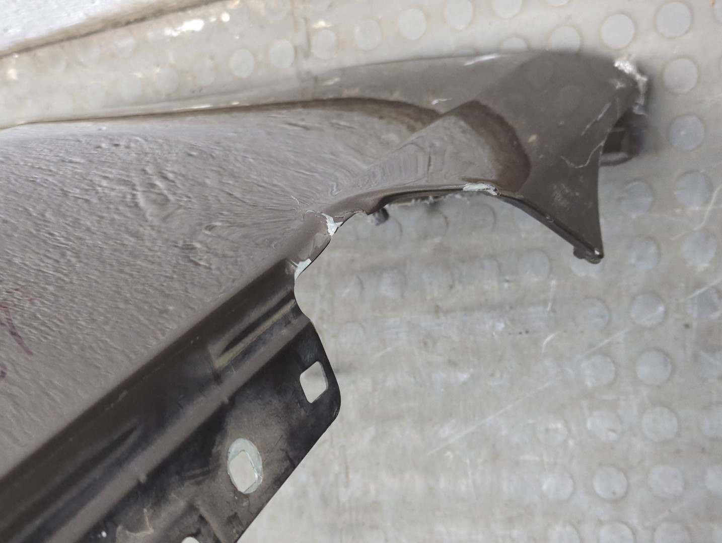 Крыло переднее правое