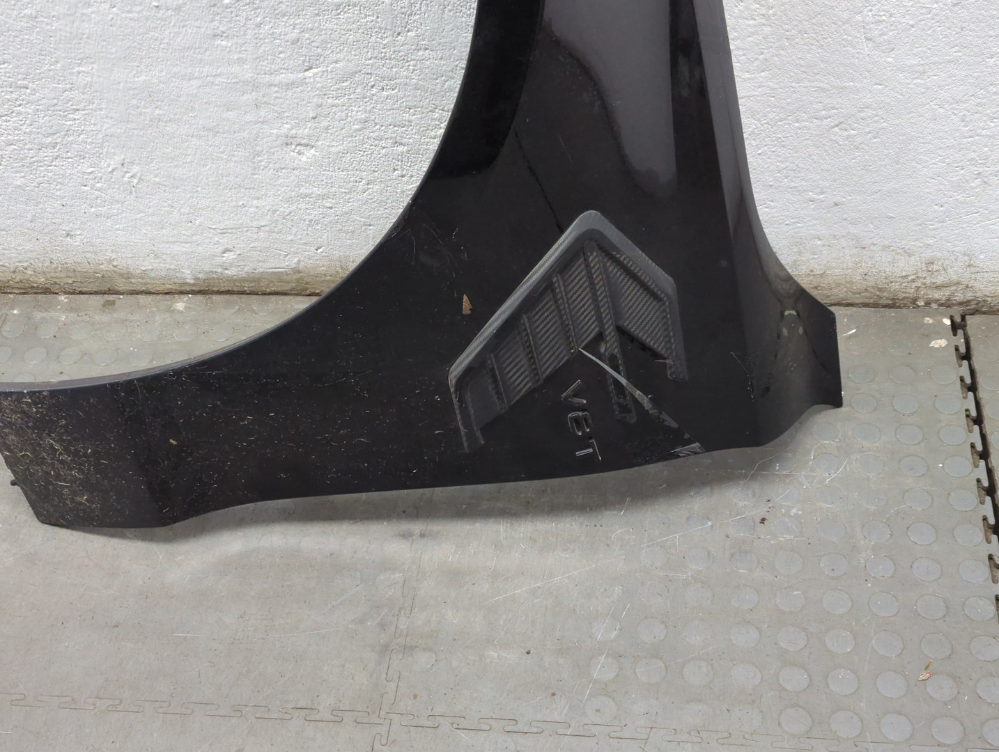 Крыло переднее левое