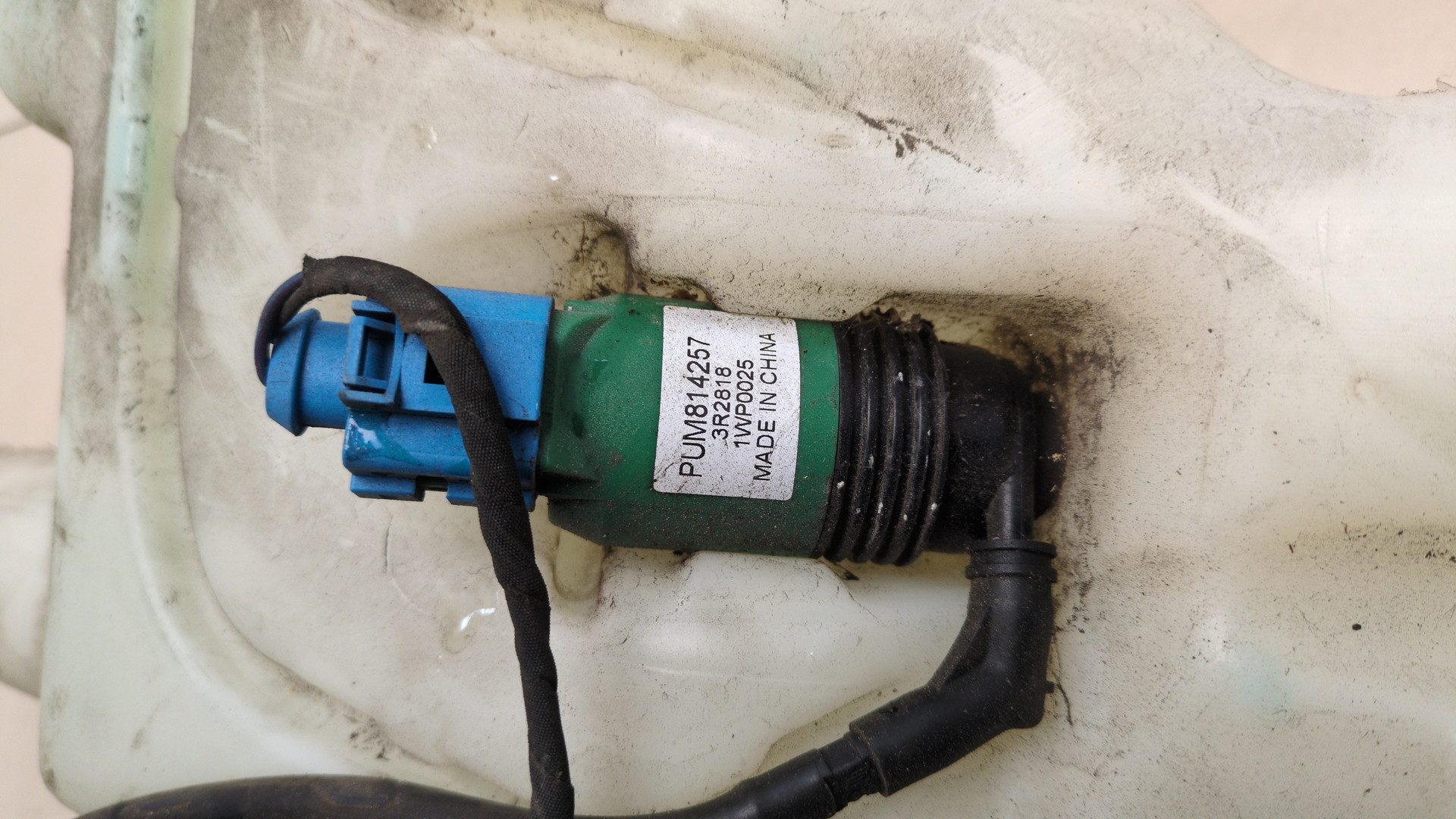 Бачок омывателя лобового стекла