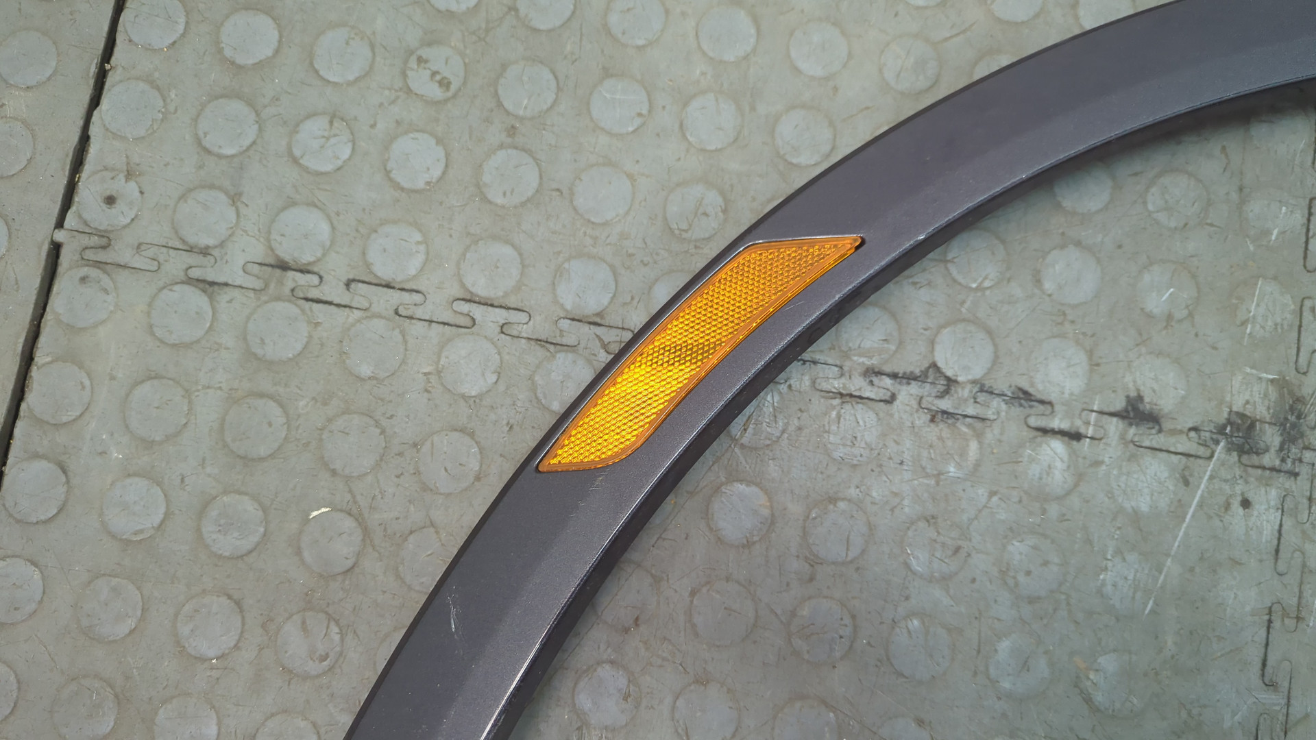 Накладка переднего крыла левого