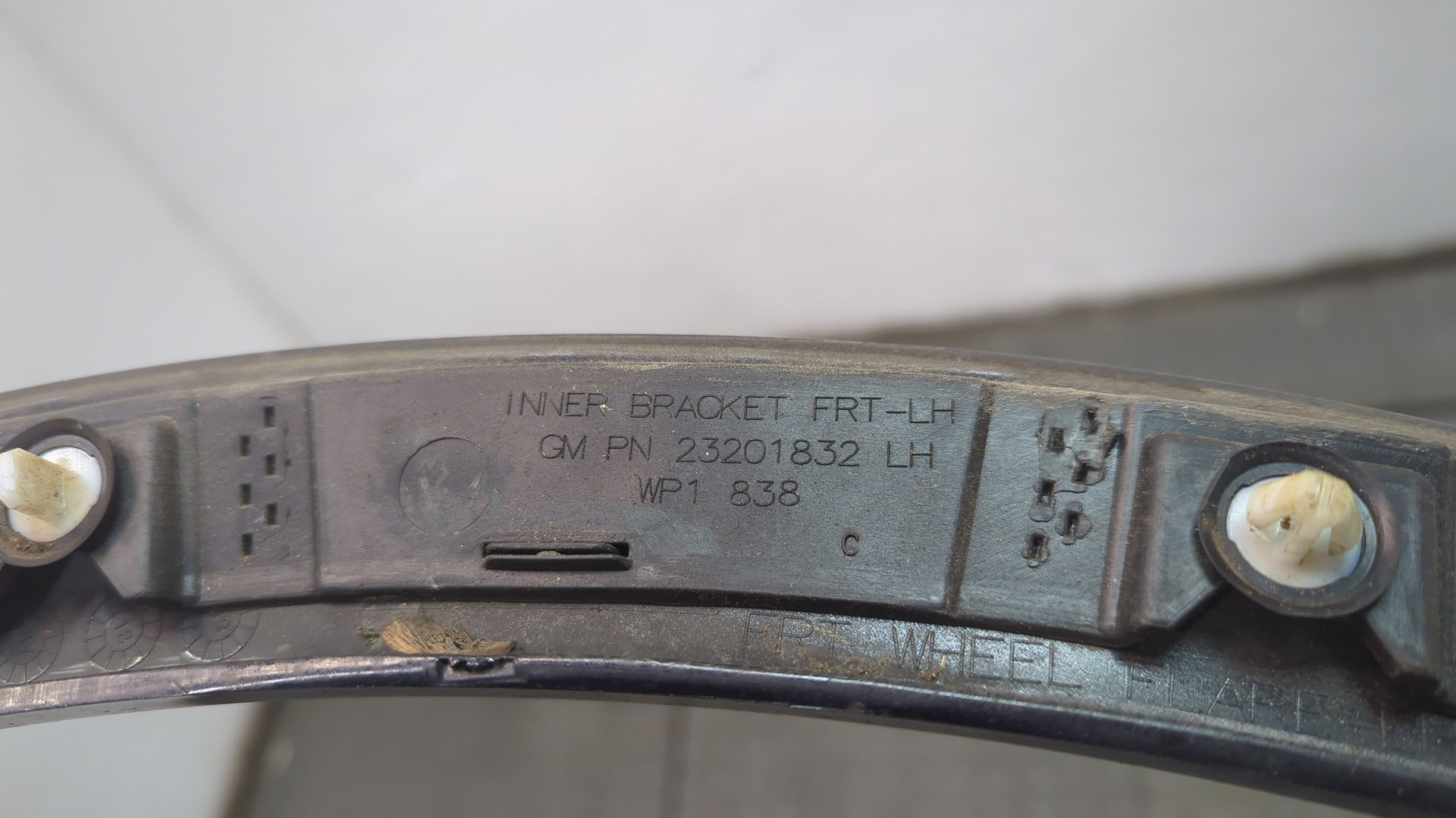 Накладка переднего крыла левого