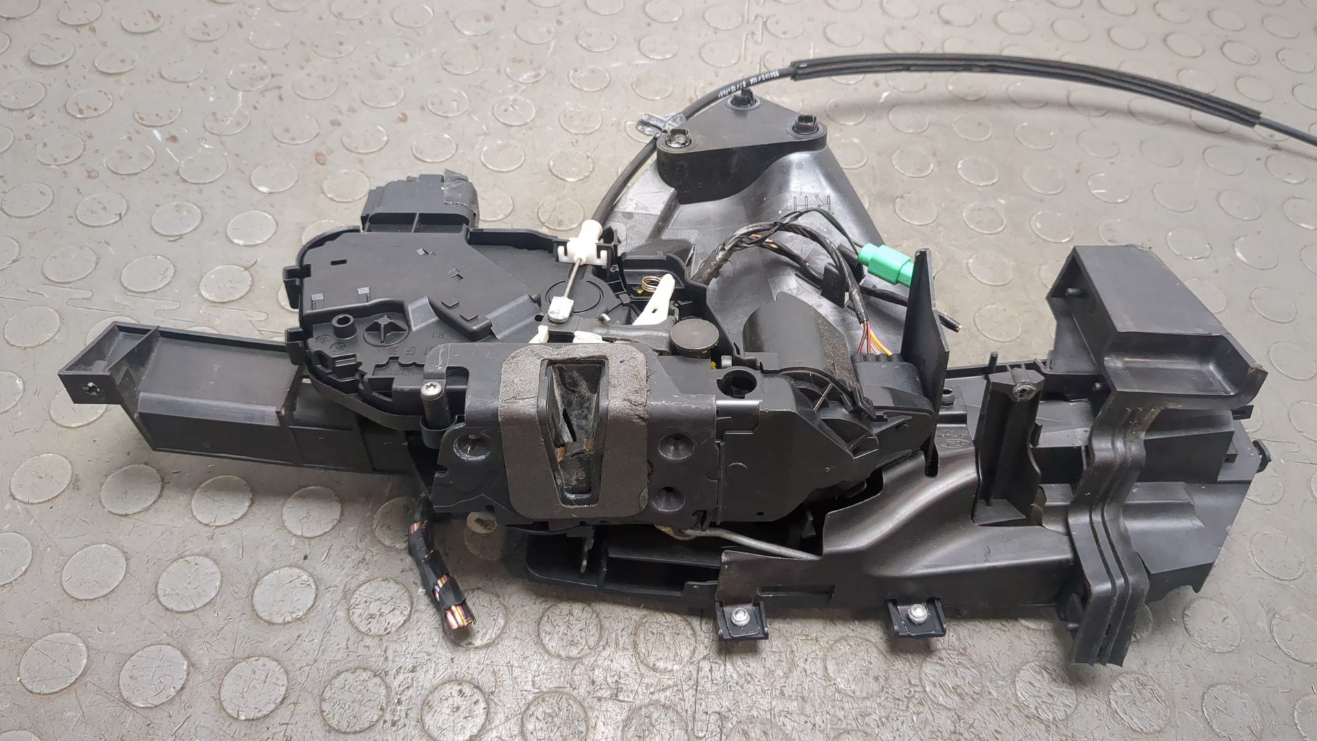 Замок двери передней правой