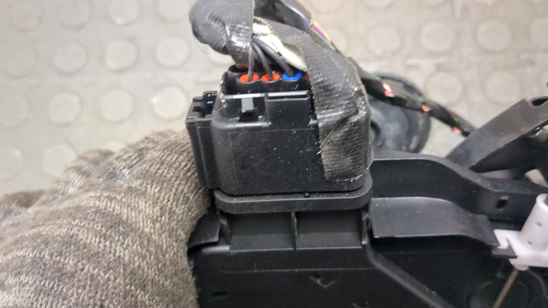 Замок двери передней правой