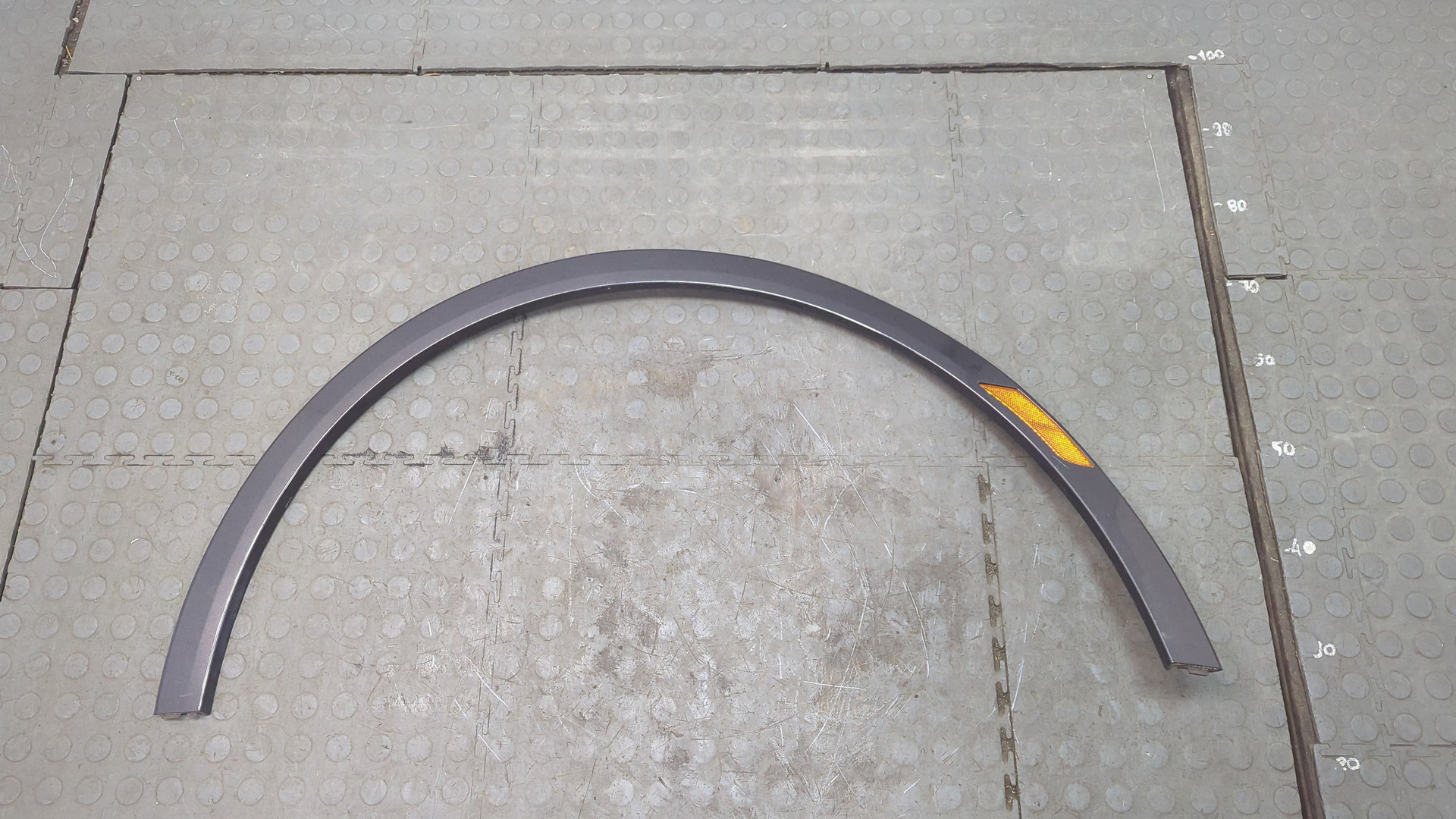 Накладка переднего крыла правого