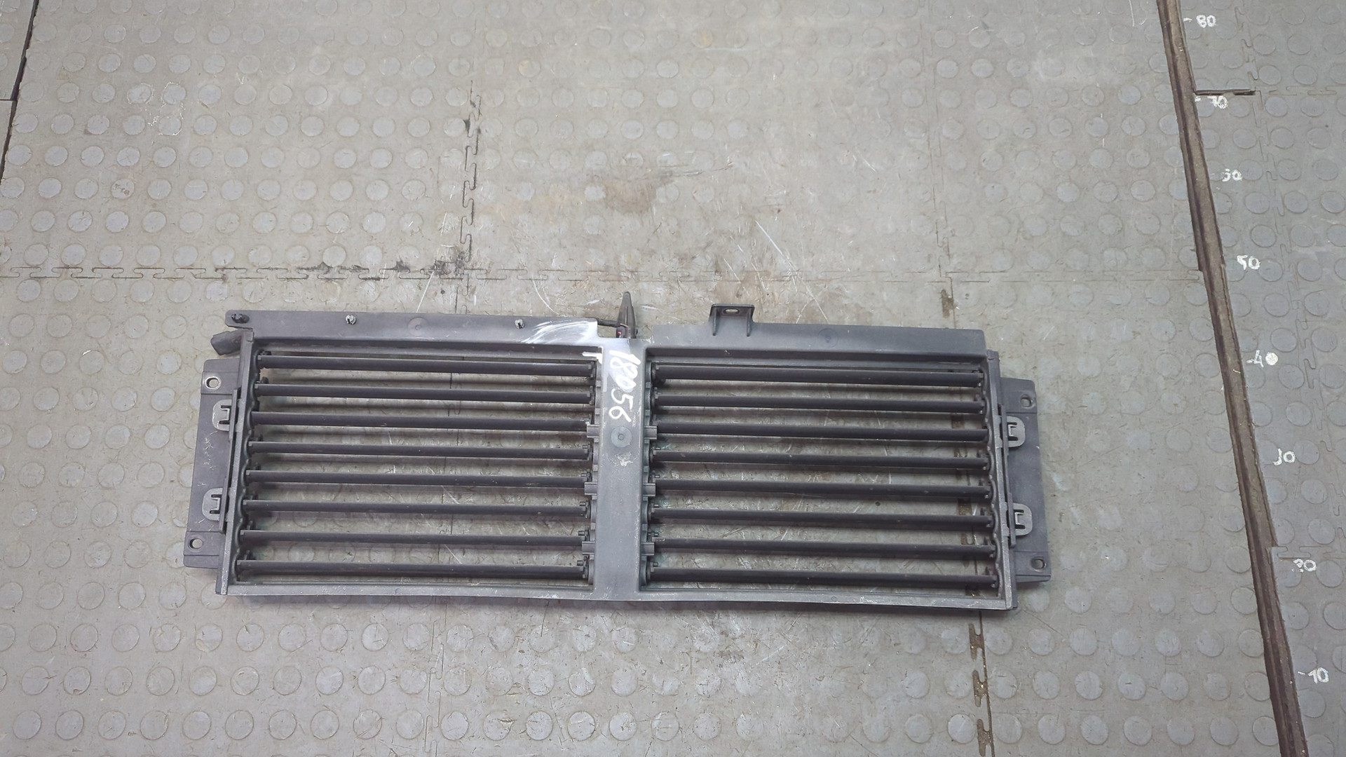 Жалюзи (воздуховод) бампера переднего