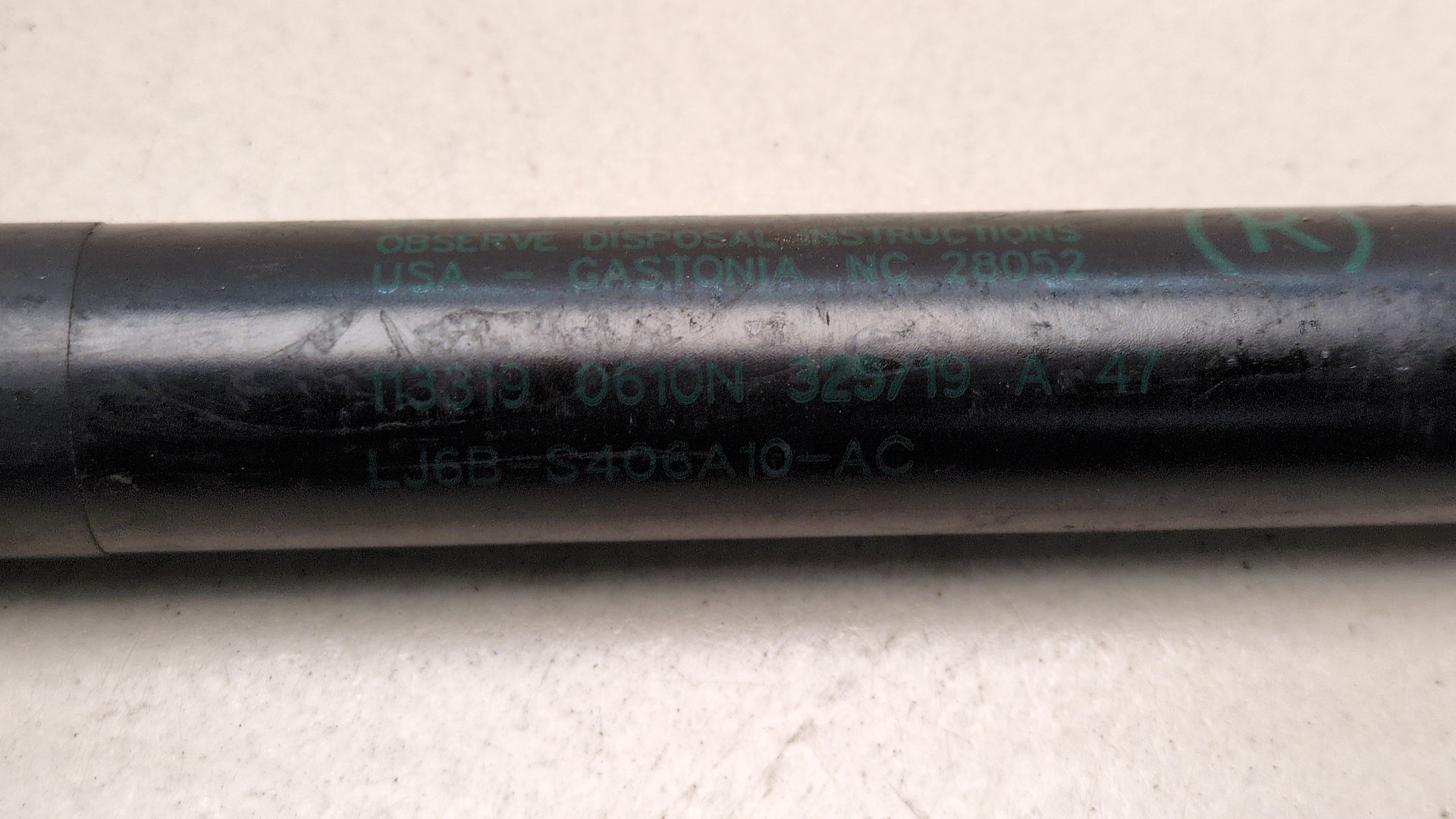 Амортизатор крышки багажника