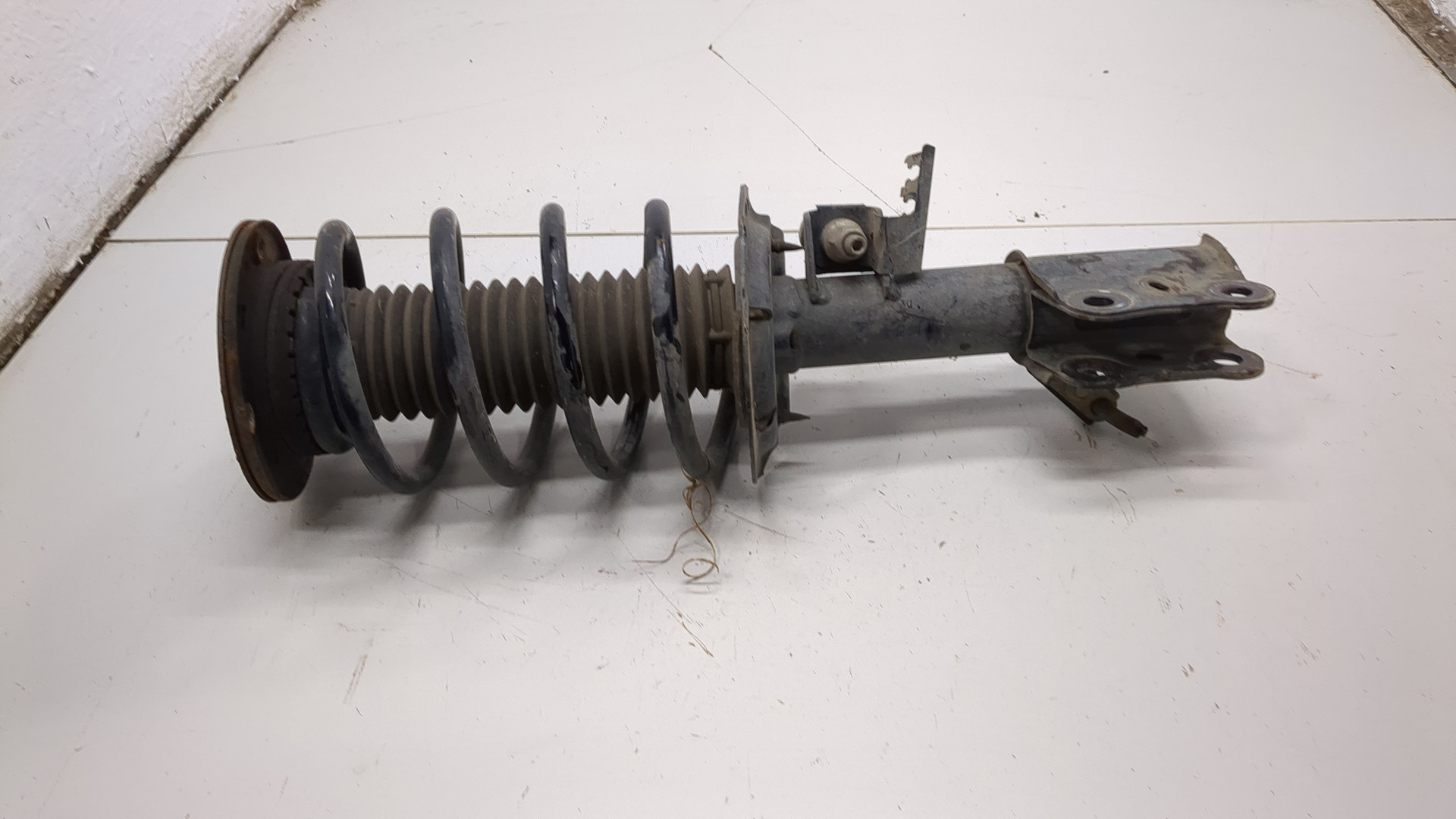 Амортизатор передний левый