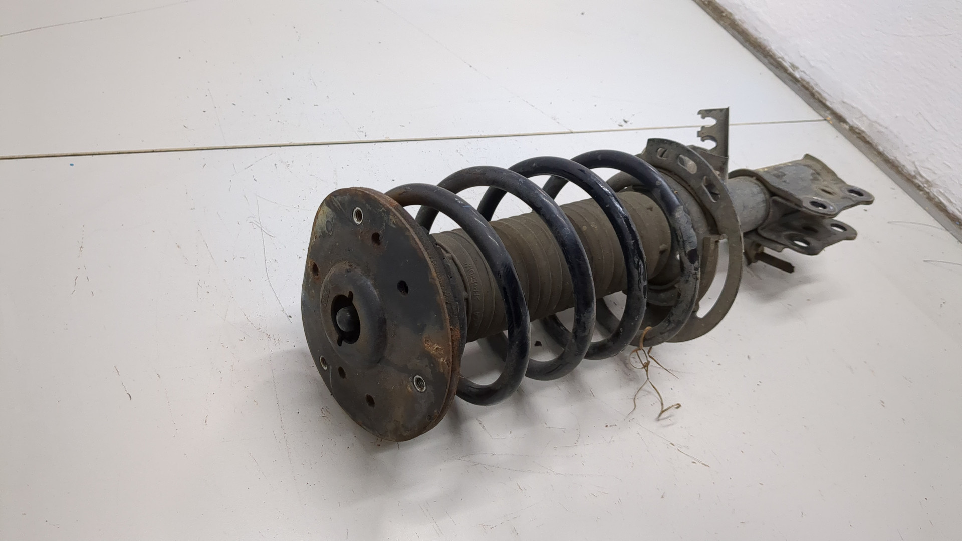 Амортизатор передний левый