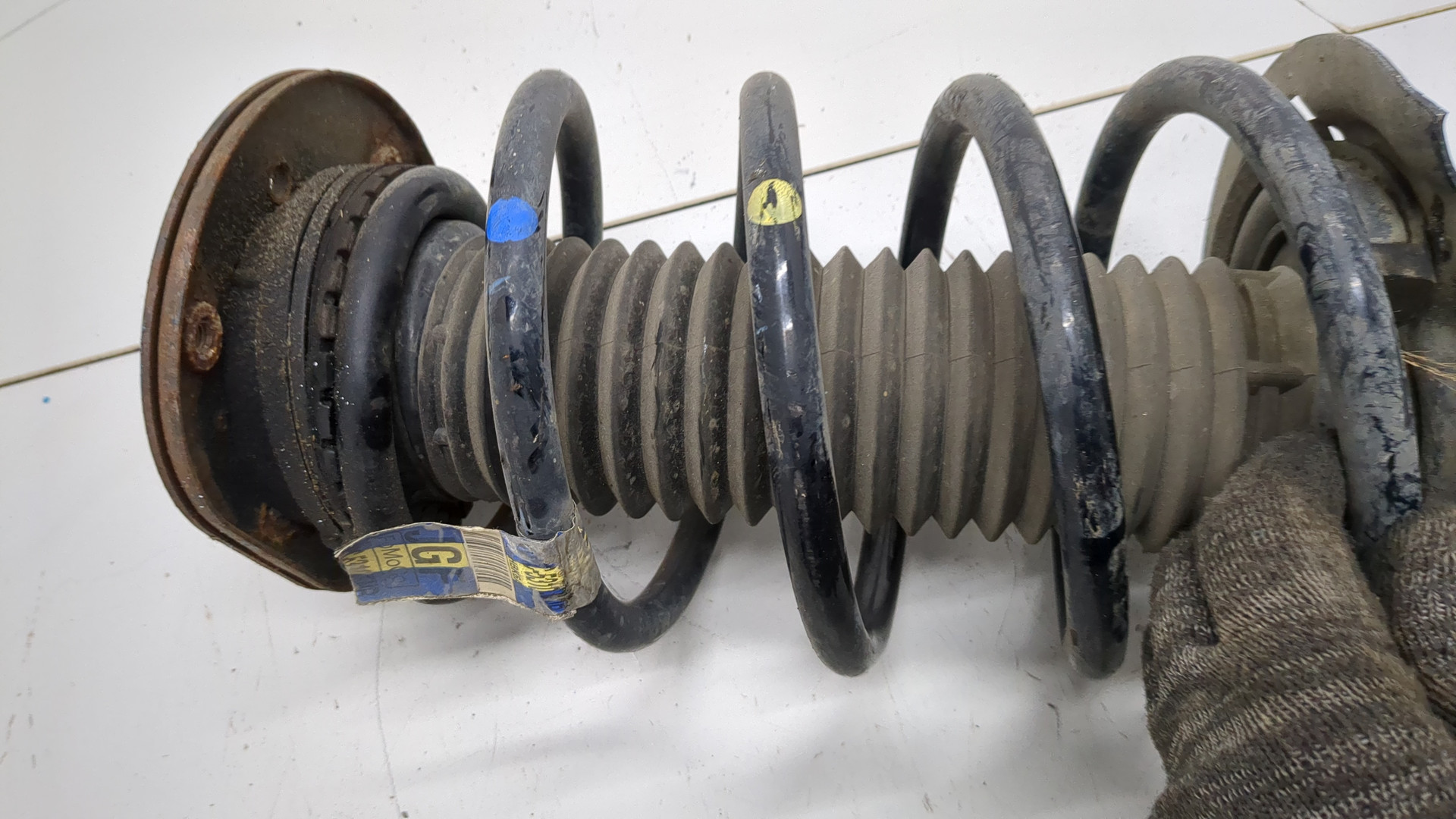 Амортизатор передний левый