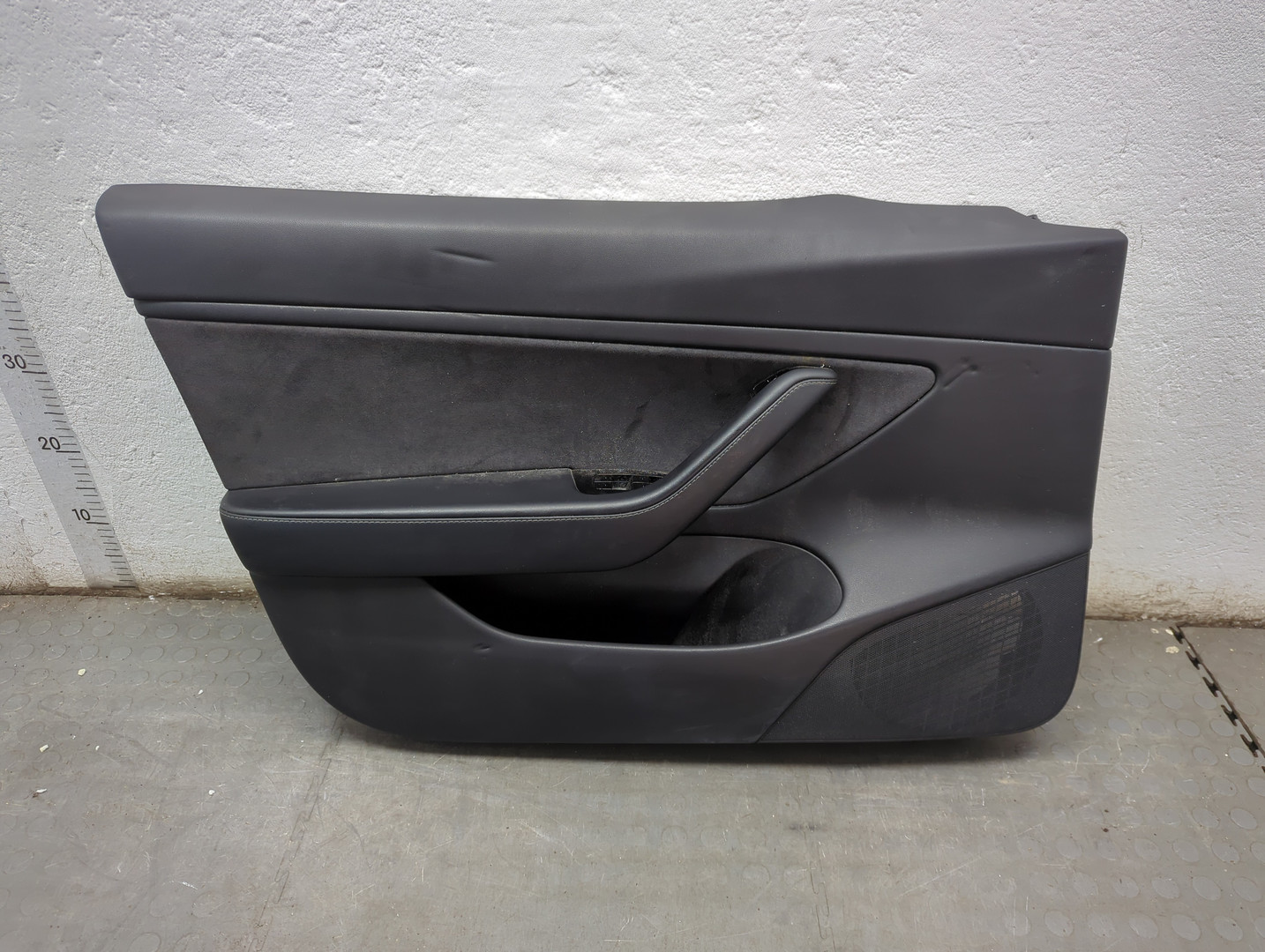 Обшивка двери передней левой