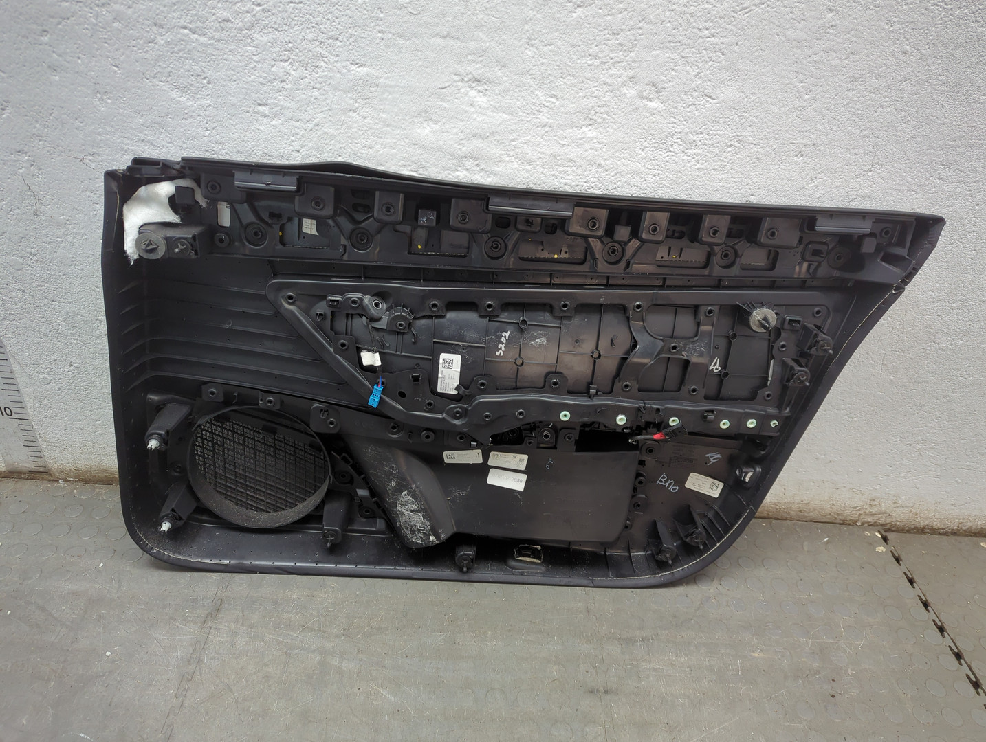 Обшивка двери передней левой