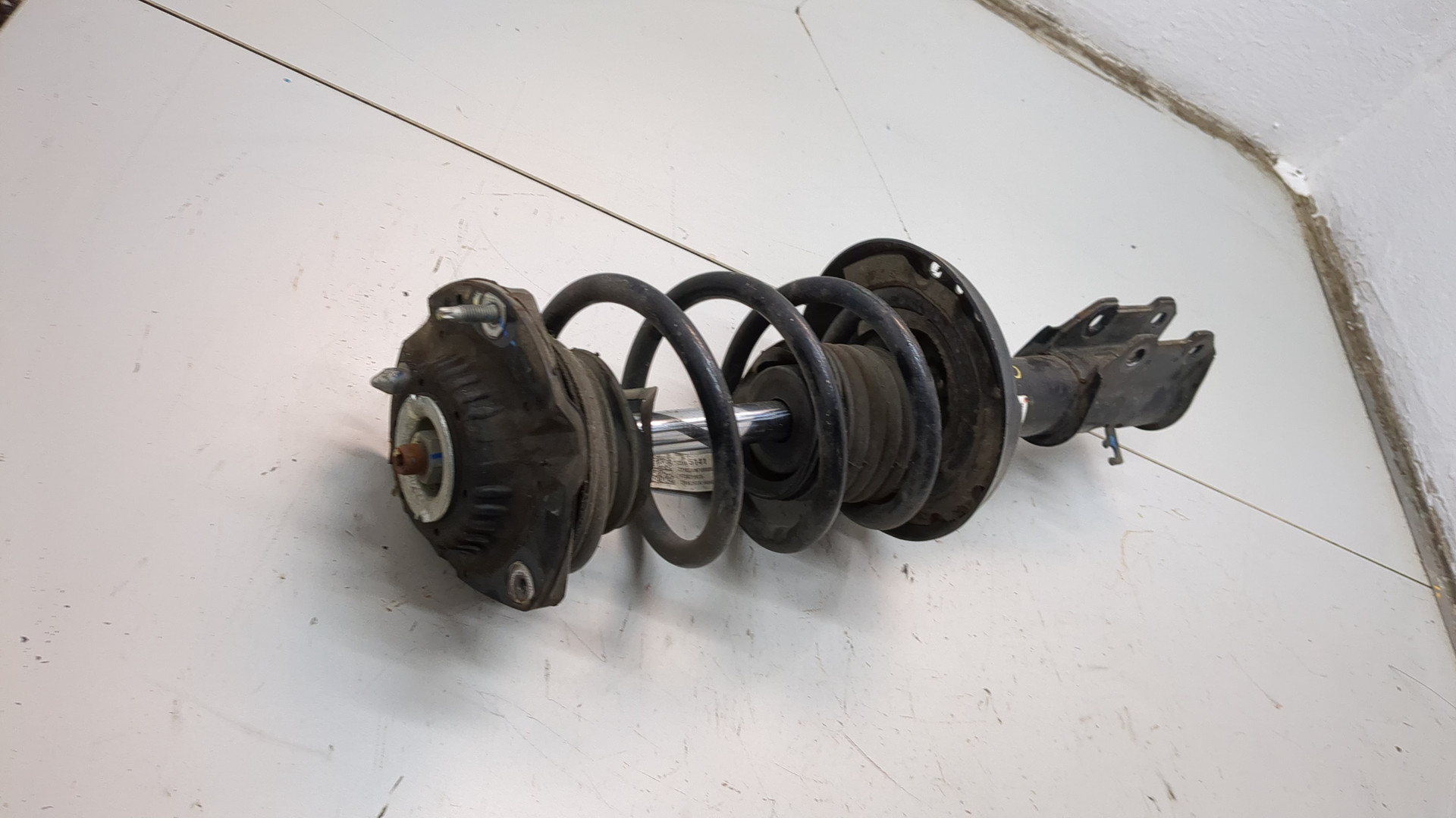 Амортизатор передний левый