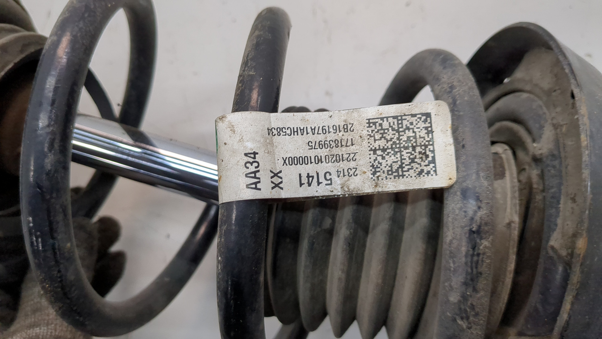 Амортизатор передний левый