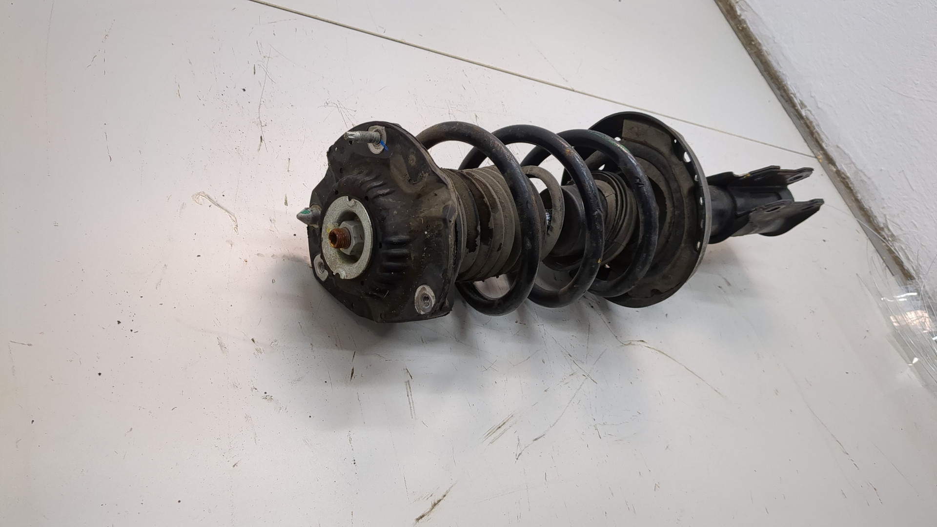 Амортизатор передний правый