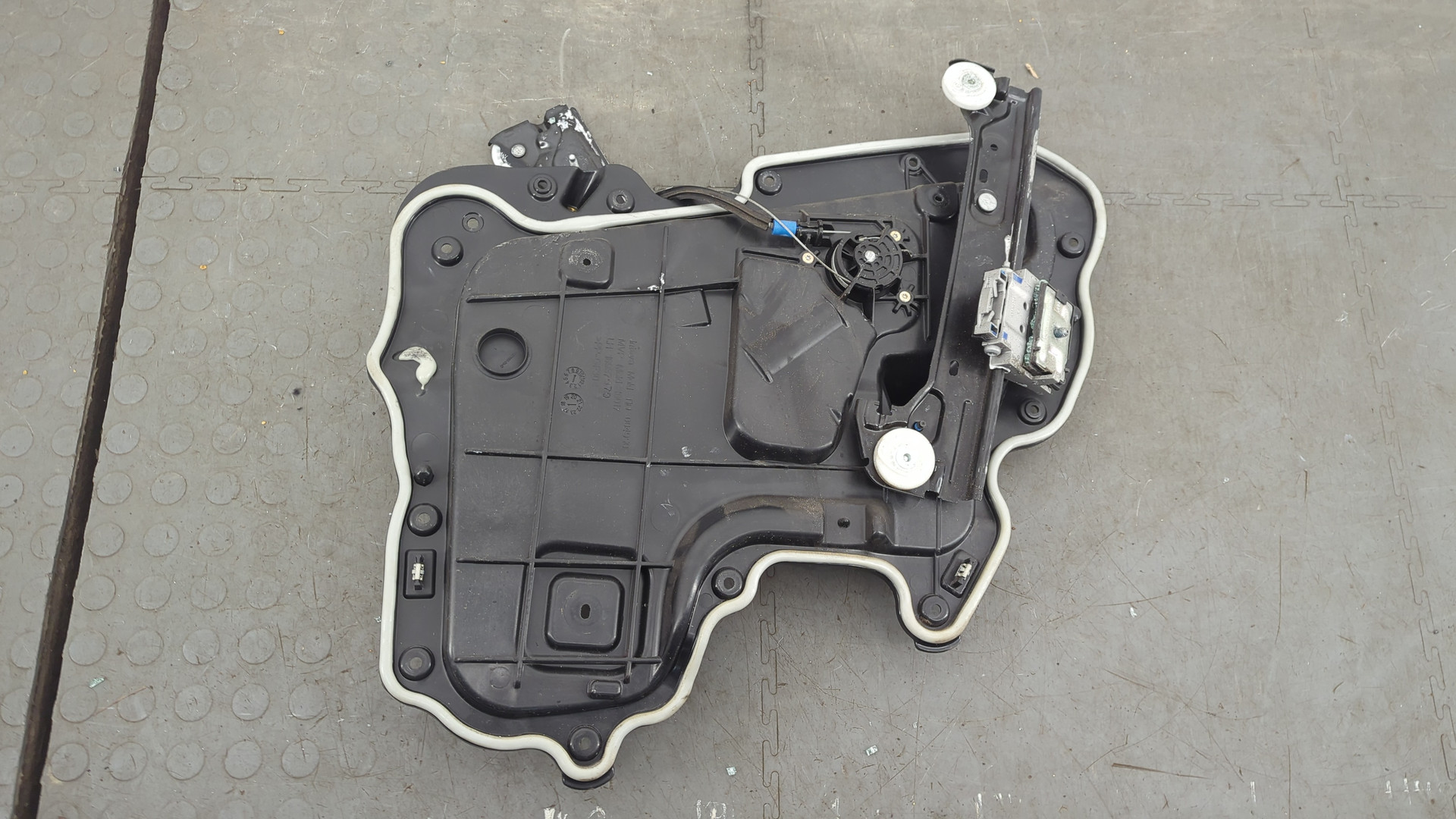 Стеклоподъемник электр. задний левый