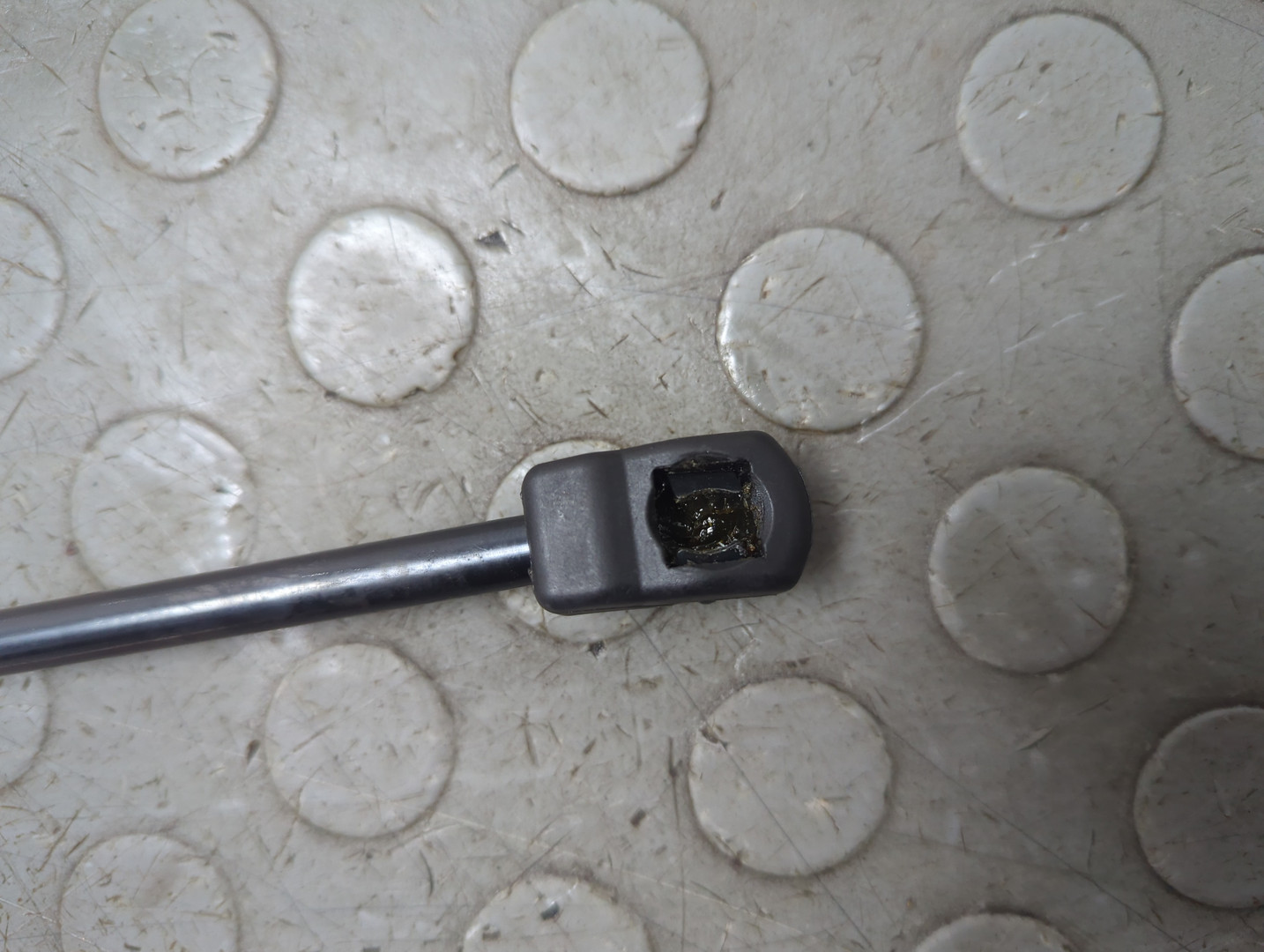 Амортизатор капота