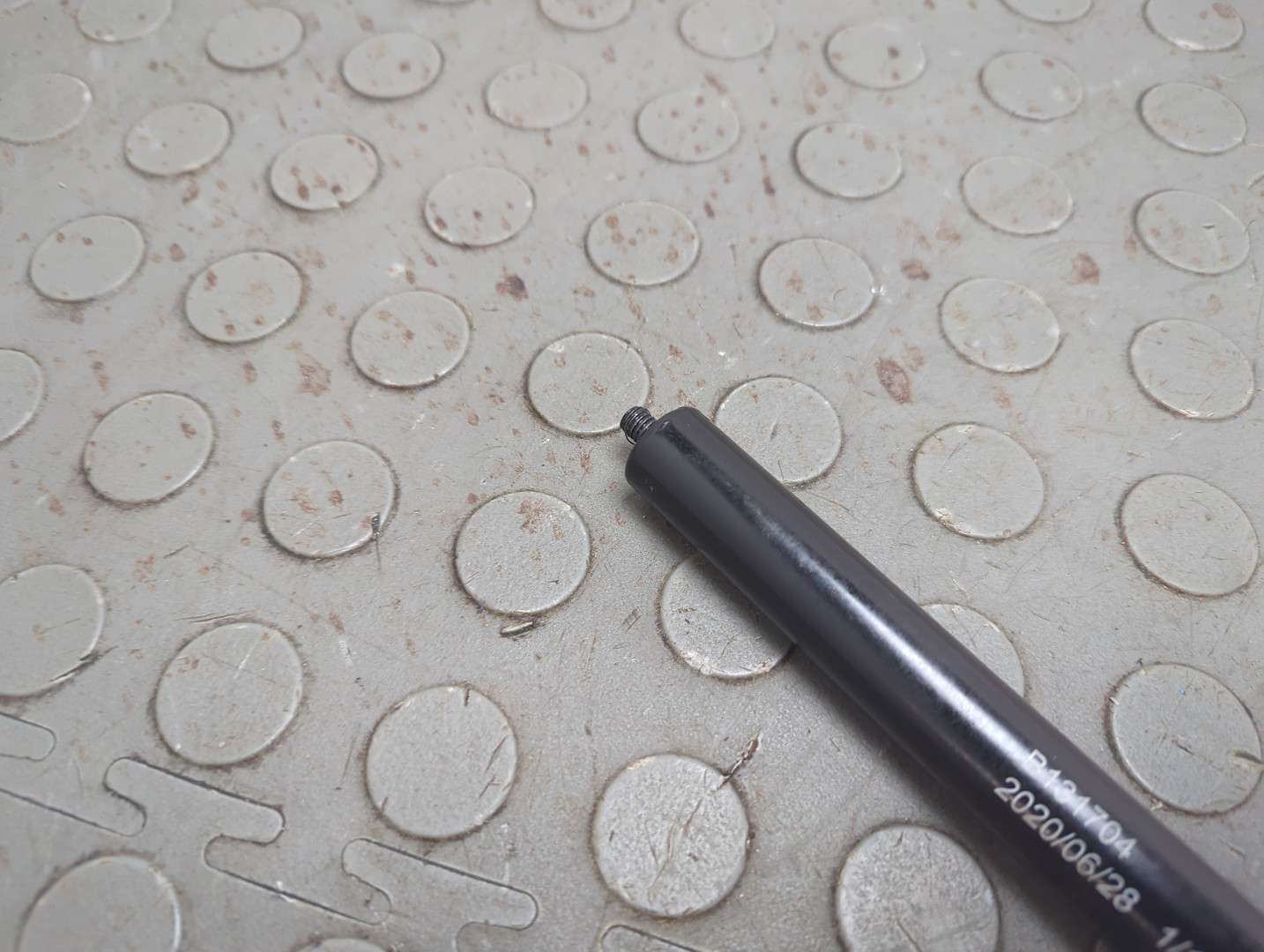 Амортизатор капота