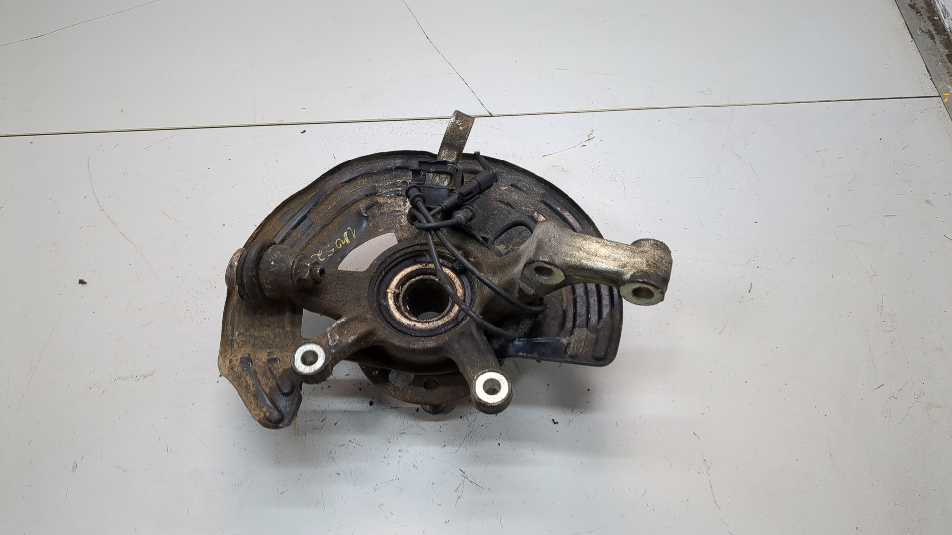 Кулак поворотный передний левый