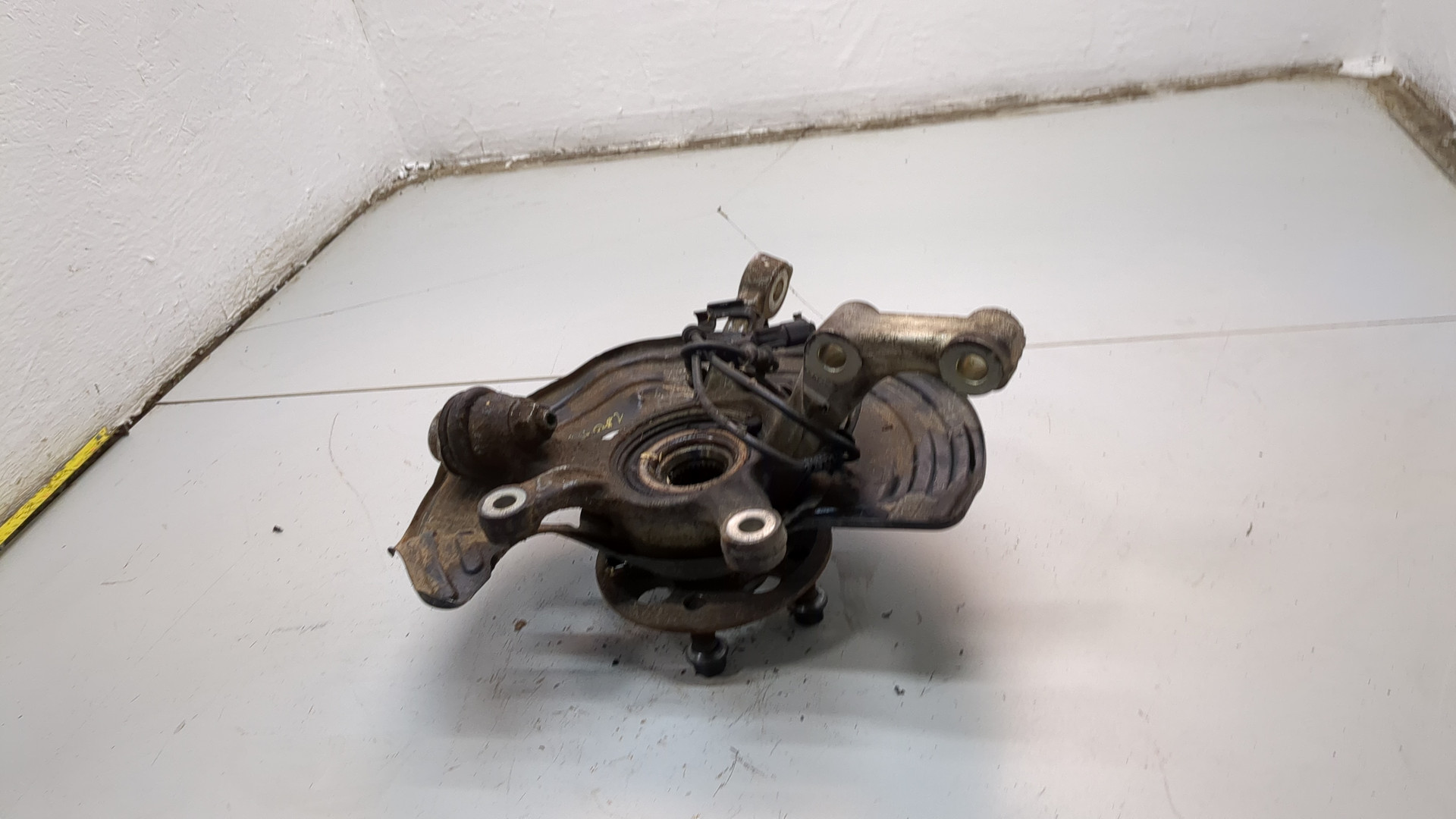 Кулак поворотный передний левый