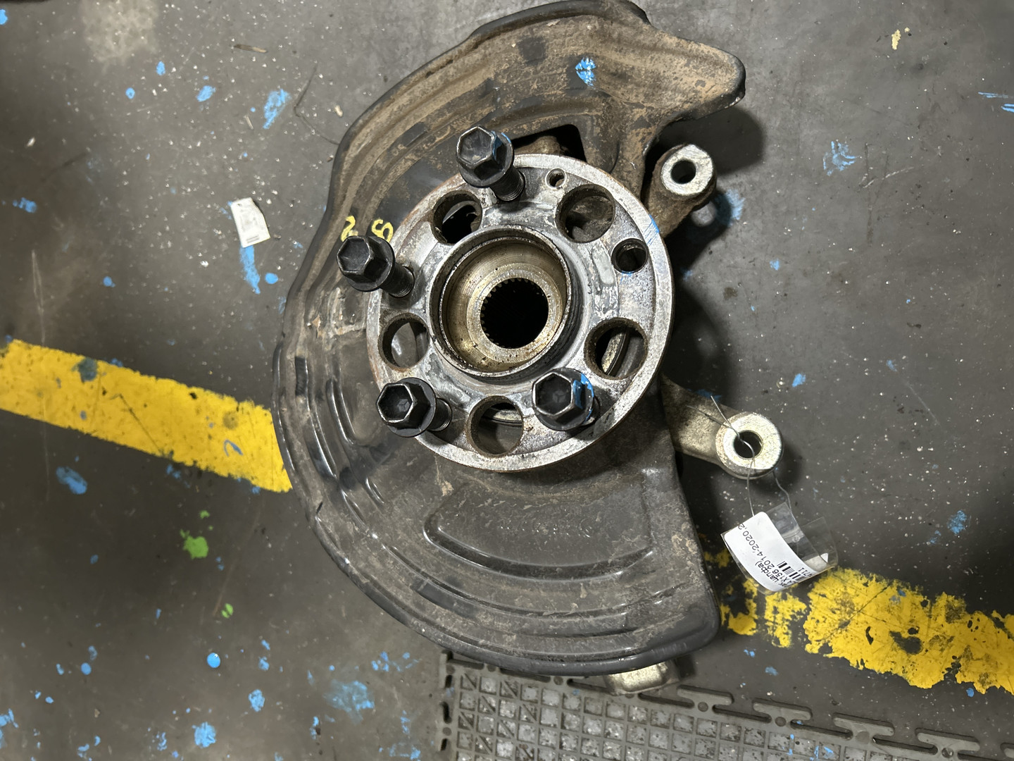 Кулак поворотный передний левый