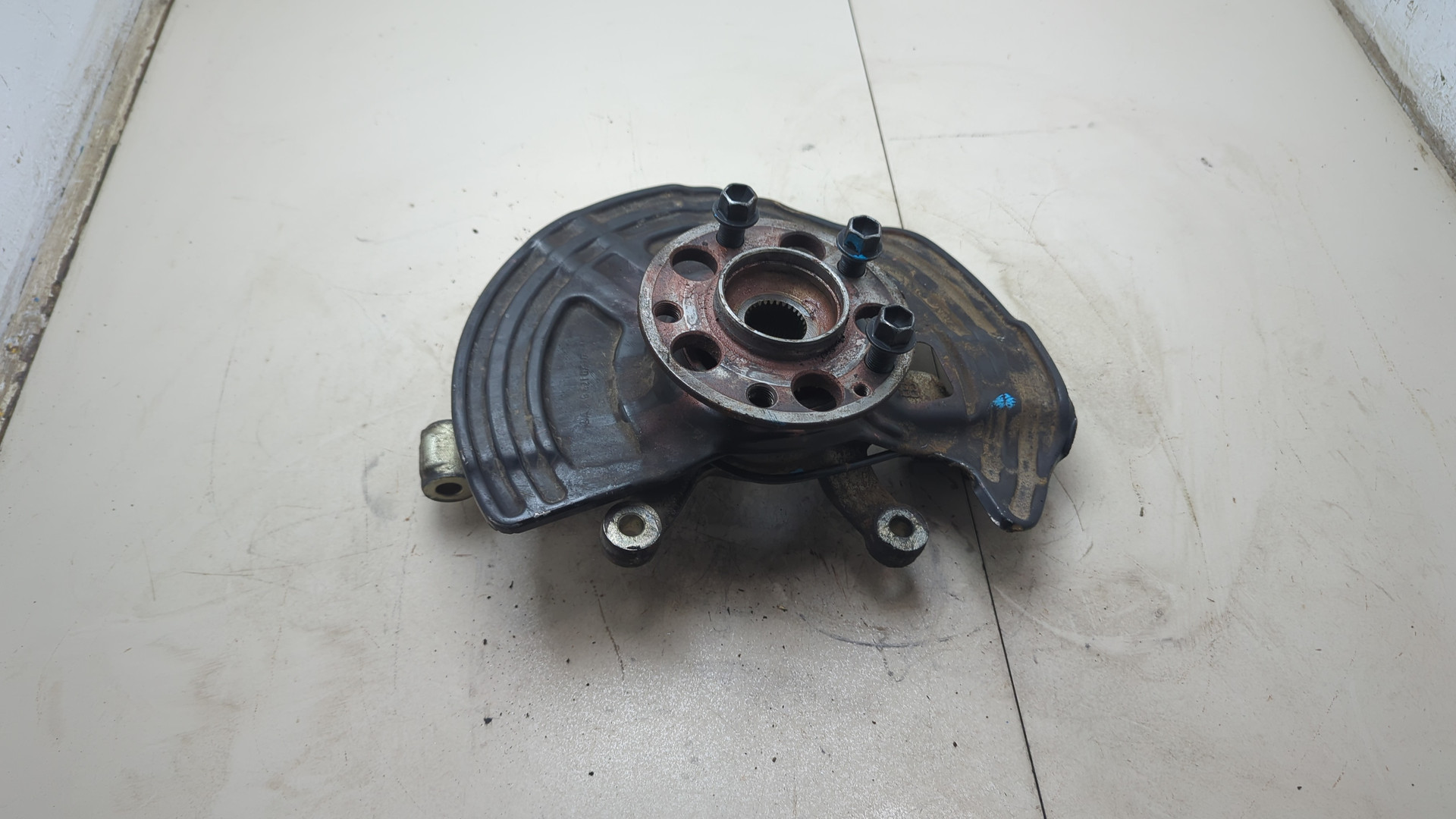 Кулак поворотный передний левый