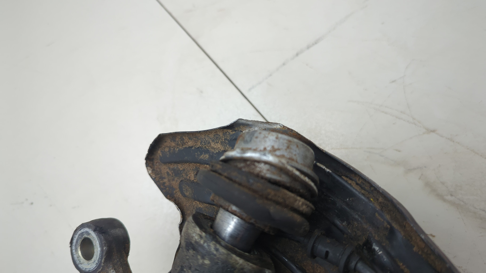 Кулак поворотный передний левый