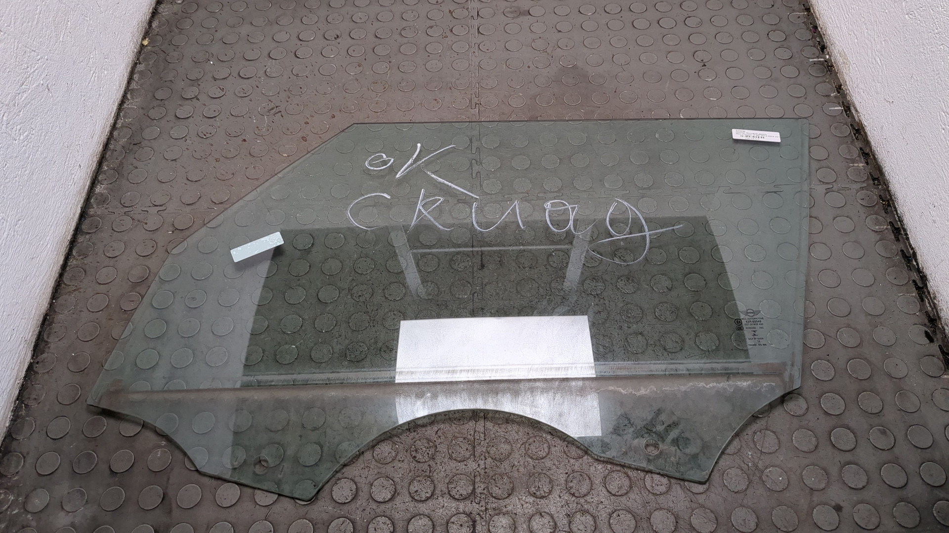 Стекло двери передней левой