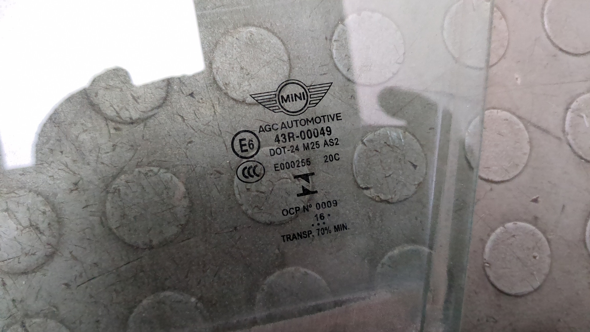 Стекло двери передней левой