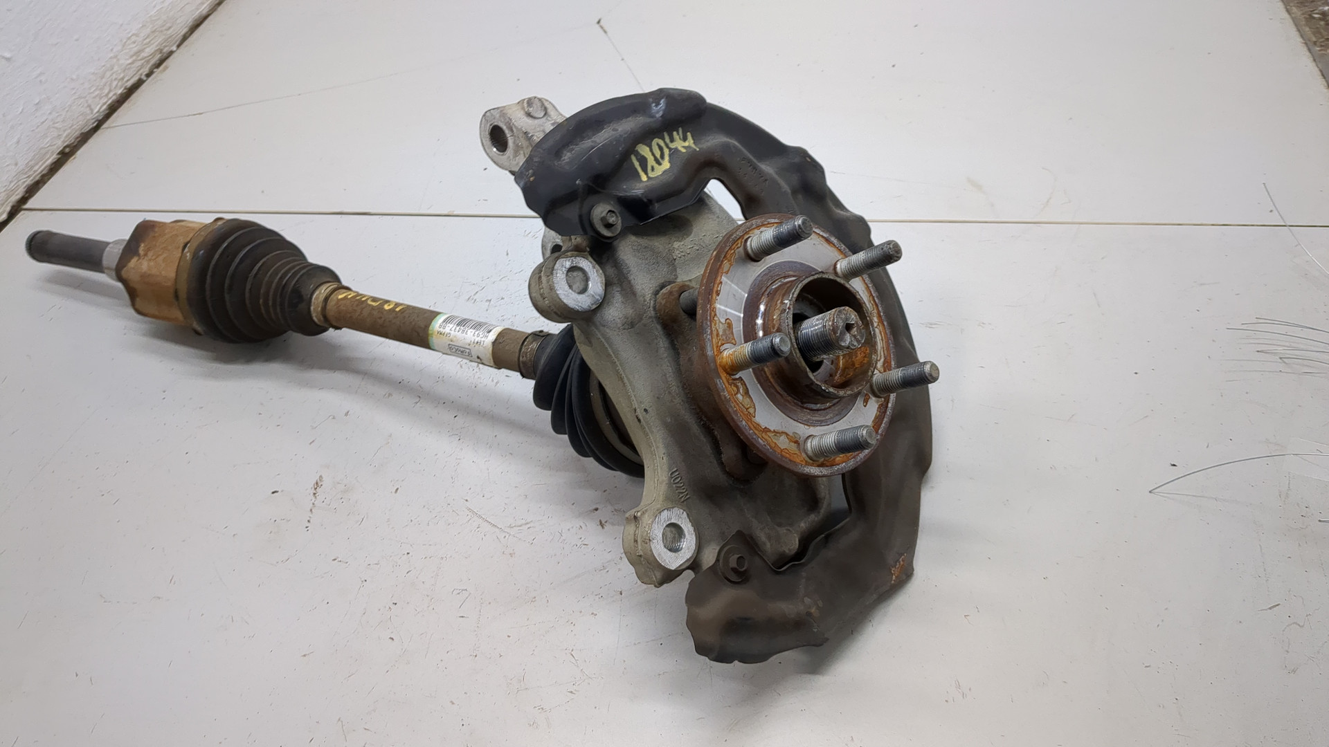 Кулак поворотный передний левый