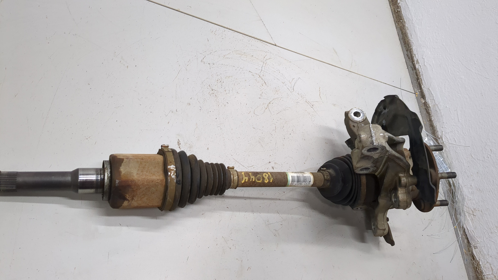 Кулак поворотный передний левый