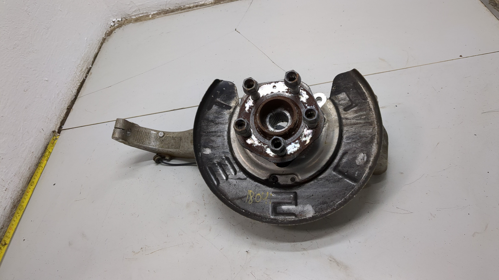 Кулак поворотный передний левый