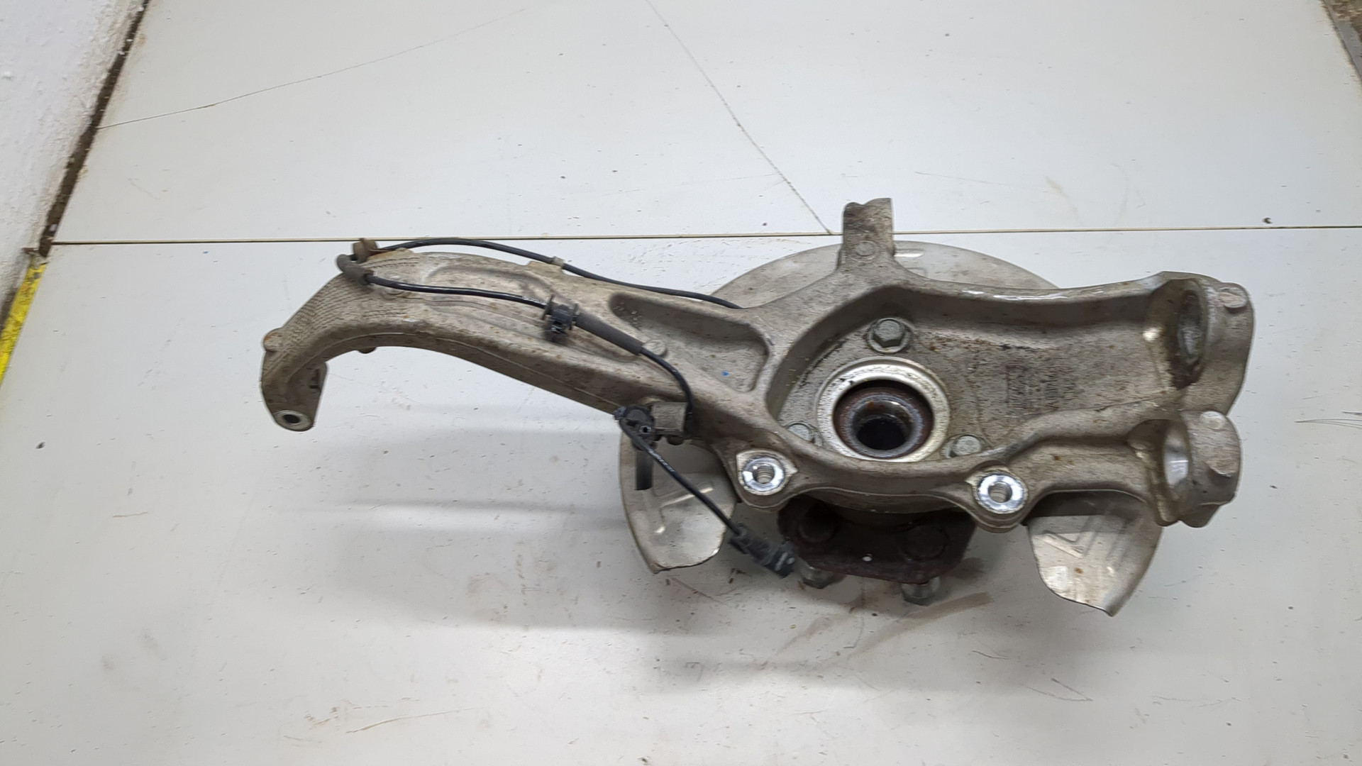 Кулак поворотный передний левый