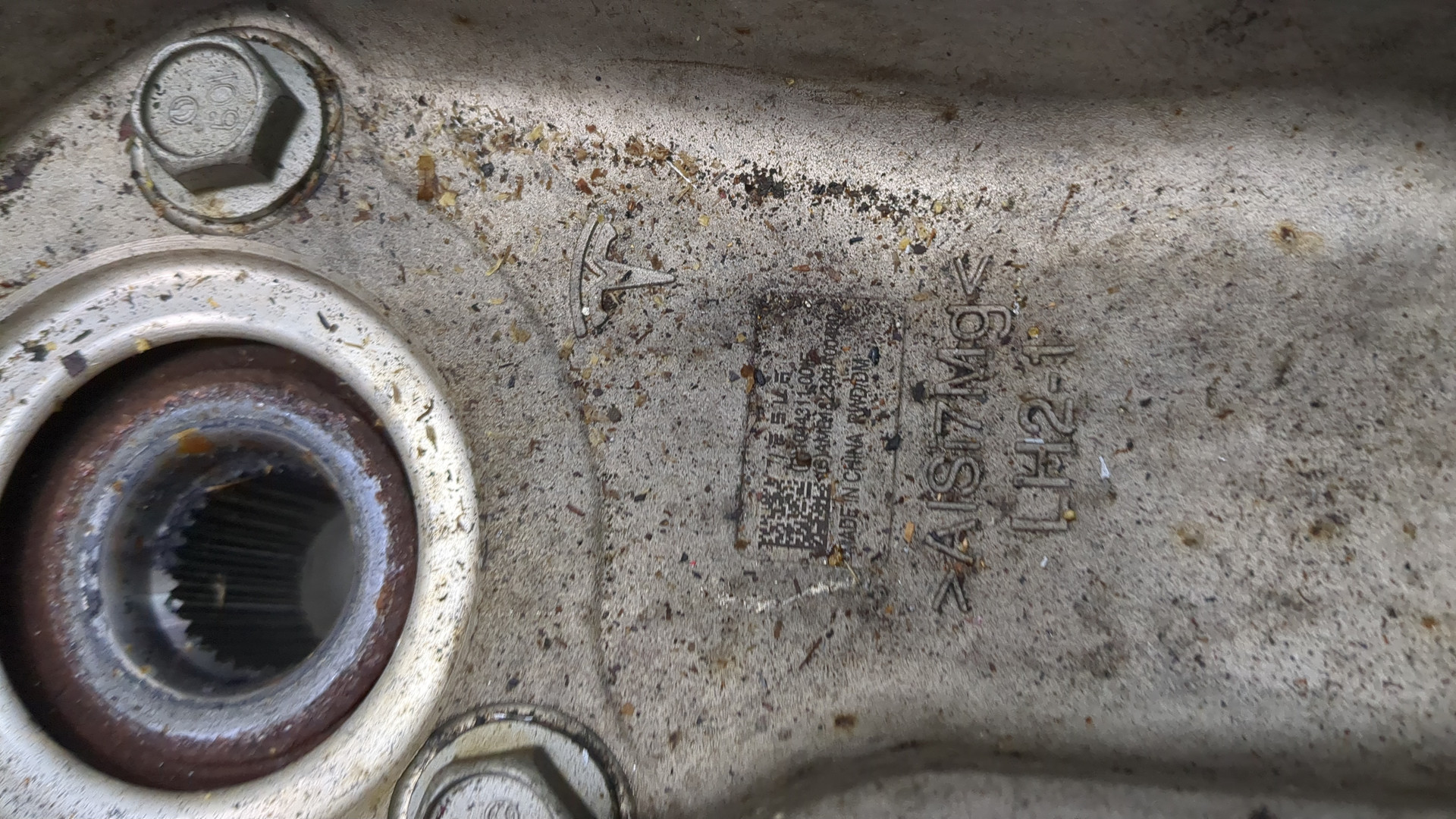 Кулак поворотный передний левый